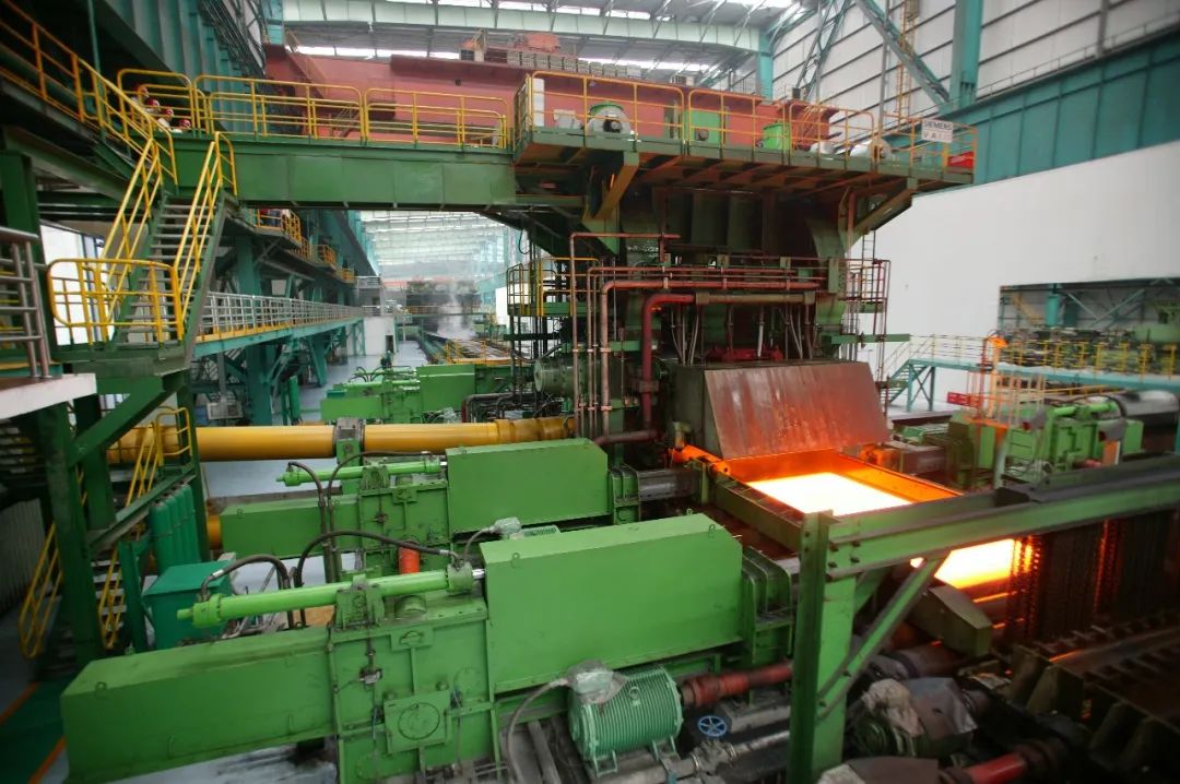 近日，河鋼舞鋼公司研發(fā)的新產(chǎn)品抗HIC腐蝕、大厚度超低溫用鋼09MnNiDR（HIC）鋼板全部交付客戶(hù)，回廠(chǎng)復(fù)檢性能100%合格，獲得用戶(hù)高度評(píng)價(jià)。該鋼種為開(kāi)發(fā)的新鋼種，可以平替進(jìn)口，將獨(dú)家用于國(guó)內(nèi)某大型石化項(xiàng)目關(guān)鍵設(shè)備制造。