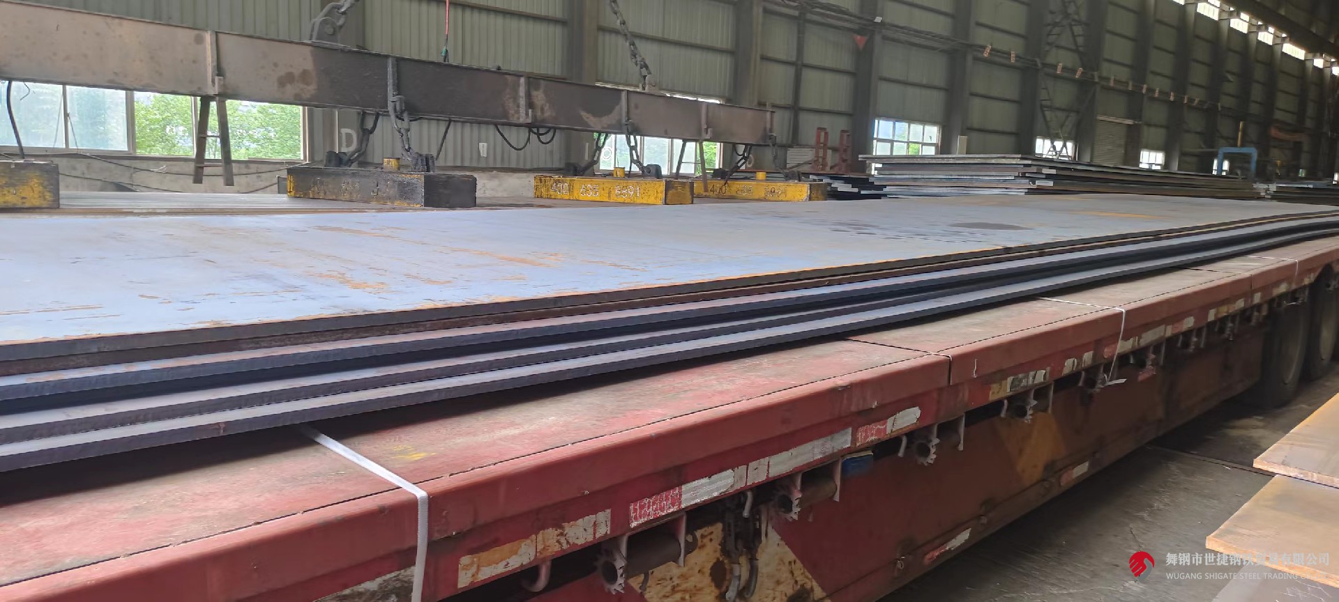 近日，河鋼集團舞鋼公司生產(chǎn)的低合金容器鋼板本體性能檢驗順利通過ABS（美國船級社）的認證，認證等級達到Q345R-Z35及SA516Gr70-Z35級別，認證厚度為50mm和100mm。這標志著舞鋼的低合金容器鋼板生產(chǎn)能力跨上新臺階，實現(xiàn)了船用鋼板的新突破，對于開辟新的利潤增長點具有重要意義。