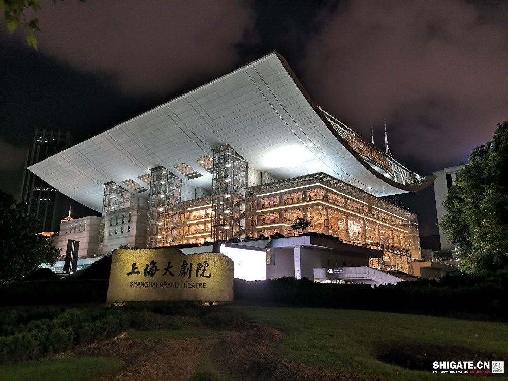 世界級(jí)歌劇院——上海大歌劇院是上?！笆濉逼陂g公共文化新布局中的重點(diǎn)建設(shè)項(xiàng)目之一，其整個(gè)建筑形體取“中國(guó)扇”之意。為讓最美“中國(guó)扇”在黃浦江畔綻開，項(xiàng)目建設(shè)工程中運(yùn)用了大量新技術(shù)、新工藝、新材料，尤其是其關(guān)鍵部位所用鋼材，與普通高層建筑用鋼板相比，除了要具備較強(qiáng)的抗壓性能外，還需承受比普通鋼板更強(qiáng)的抗撕裂、抗扭曲能力。同時(shí)，該項(xiàng)目對(duì)鋼板的表面質(zhì)量要求非?？量?。