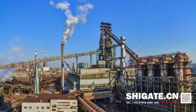 煉鐵過程實質上是將鐵從其自然形態(tài)——礦石等含鐵化合物中還原出來的過程。煉鐵方法主要有高爐法、直接還原法、熔融還原法等，其原理是礦石在特定的氣氛中（還原物質CO、H2、C；適宜溫度等）通過物化反應獲取還原后的生鐵。生鐵除了少部分用于鑄造外，絕大部分是作為煉鋼原料。  高爐煉鐵是現(xiàn)代煉鐵的主要方法，鋼鐵生產(chǎn)中的重要環(huán)節(jié)。這種方法是由古代豎爐煉鐵發(fā)展、改進而成的。盡管世界各國研究發(fā)展了很多新的煉鐵法，但由于高爐煉鐵技術經(jīng)濟指標良好，工藝簡單，生產(chǎn)量大,勞動生產(chǎn)率高,能耗低，這種方法生產(chǎn)的鐵仍占世界鐵總產(chǎn)量的95％以上。  煉鐵工藝是是將含鐵原料（燒結礦、球團礦或鐵礦）、燃料（焦炭、煤粉等）及其它輔助原料（石灰石、白云石、錳礦等）按一定比例自高爐爐頂裝入高爐，并由熱風爐在高爐下部沿爐周的風口向高爐內鼓入熱風助焦炭燃燒（有的高爐也噴吹煤粉、重油、天然氣等輔助燃料），在高溫下焦炭中的碳同鼓入空氣中的氧燃燒生成的一氧化碳和氫氣。  原料、燃料隨著爐內熔煉等過程的進行而下降，在爐料下降和上升的煤氣相遇，先后發(fā)生傳熱、還原、熔化、脫炭作用而生成生鐵，鐵礦石原料中的雜質與加入爐內的熔劑相結合而成渣，爐底鐵水間斷地放出裝入鐵水罐，送往煉鋼廠。同時產(chǎn)生高爐煤氣，爐渣兩種副產(chǎn)品，高爐渣鐵主要礦石中不還原的雜質和石灰石等熔劑結合生成，自渣口排出后，經(jīng)水淬處理后全部作為水泥生產(chǎn)原料；產(chǎn)生的煤氣從爐頂導出，經(jīng)除塵后，作為熱風爐、加熱爐、焦爐、鍋爐等的燃料。