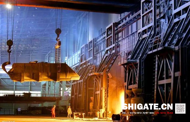 煉鐵過程實質上是將鐵從其自然形態(tài)——礦石等含鐵化合物中還原出來的過程。煉鐵方法主要有高爐法、直接還原法、熔融還原法等，其原理是礦石在特定的氣氛中（還原物質CO、H2、C；適宜溫度等）通過物化反應獲取還原后的生鐵。生鐵除了少部分用于鑄造外，絕大部分是作為煉鋼原料。  高爐煉鐵是現(xiàn)代煉鐵的主要方法，鋼鐵生產(chǎn)中的重要環(huán)節(jié)。這種方法是由古代豎爐煉鐵發(fā)展、改進而成的。盡管世界各國研究發(fā)展了很多新的煉鐵法，但由于高爐煉鐵技術經(jīng)濟指標良好，工藝簡單，生產(chǎn)量大,勞動生產(chǎn)率高,能耗低，這種方法生產(chǎn)的鐵仍占世界鐵總產(chǎn)量的95％以上。  煉鐵工藝是是將含鐵原料（燒結礦、球團礦或鐵礦）、燃料（焦炭、煤粉等）及其它輔助原料（石灰石、白云石、錳礦等）按一定比例自高爐爐頂裝入高爐，并由熱風爐在高爐下部沿爐周的風口向高爐內鼓入熱風助焦炭燃燒（有的高爐也噴吹煤粉、重油、天然氣等輔助燃料），在高溫下焦炭中的碳同鼓入空氣中的氧燃燒生成的一氧化碳和氫氣。  原料、燃料隨著爐內熔煉等過程的進行而下降，在爐料下降和上升的煤氣相遇，先后發(fā)生傳熱、還原、熔化、脫炭作用而生成生鐵，鐵礦石原料中的雜質與加入爐內的熔劑相結合而成渣，爐底鐵水間斷地放出裝入鐵水罐，送往煉鋼廠。同時產(chǎn)生高爐煤氣，爐渣兩種副產(chǎn)品，高爐渣鐵主要礦石中不還原的雜質和石灰石等熔劑結合生成，自渣口排出后，經(jīng)水淬處理后全部作為水泥生產(chǎn)原料；產(chǎn)生的煤氣從爐頂導出，經(jīng)除塵后，作為熱風爐、加熱爐、焦爐、鍋爐等的燃料。