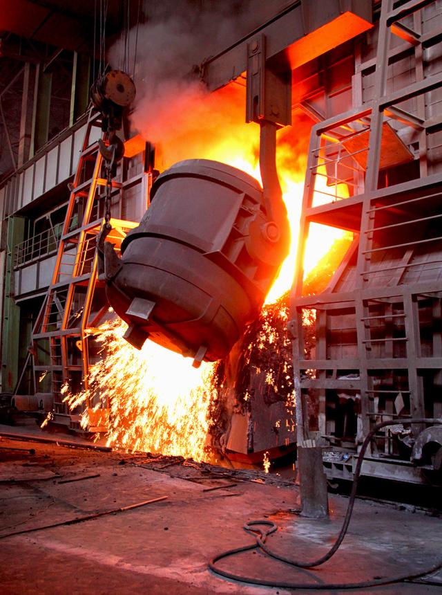 煉鐵過程實質上是將鐵從其自然形態(tài)——礦石等含鐵化合物中還原出來的過程。煉鐵方法主要有高爐法、直接還原法、熔融還原法等，其原理是礦石在特定的氣氛中（還原物質CO、H2、C；適宜溫度等）通過物化反應獲取還原后的生鐵。生鐵除了少部分用于鑄造外，絕大部分是作為煉鋼原料。  高爐煉鐵是現(xiàn)代煉鐵的主要方法，鋼鐵生產(chǎn)中的重要環(huán)節(jié)。這種方法是由古代豎爐煉鐵發(fā)展、改進而成的。盡管世界各國研究發(fā)展了很多新的煉鐵法，但由于高爐煉鐵技術經(jīng)濟指標良好，工藝簡單，生產(chǎn)量大,勞動生產(chǎn)率高,能耗低，這種方法生產(chǎn)的鐵仍占世界鐵總產(chǎn)量的95％以上。  煉鐵工藝是是將含鐵原料（燒結礦、球團礦或鐵礦）、燃料（焦炭、煤粉等）及其它輔助原料（石灰石、白云石、錳礦等）按一定比例自高爐爐頂裝入高爐，并由熱風爐在高爐下部沿爐周的風口向高爐內鼓入熱風助焦炭燃燒（有的高爐也噴吹煤粉、重油、天然氣等輔助燃料），在高溫下焦炭中的碳同鼓入空氣中的氧燃燒生成的一氧化碳和氫氣。  原料、燃料隨著爐內熔煉等過程的進行而下降，在爐料下降和上升的煤氣相遇，先后發(fā)生傳熱、還原、熔化、脫炭作用而生成生鐵，鐵礦石原料中的雜質與加入爐內的熔劑相結合而成渣，爐底鐵水間斷地放出裝入鐵水罐，送往煉鋼廠。同時產(chǎn)生高爐煤氣，爐渣兩種副產(chǎn)品，高爐渣鐵主要礦石中不還原的雜質和石灰石等熔劑結合生成，自渣口排出后，經(jīng)水淬處理后全部作為水泥生產(chǎn)原料；產(chǎn)生的煤氣從爐頂導出，經(jīng)除塵后，作為熱風爐、加熱爐、焦爐、鍋爐等的燃料。