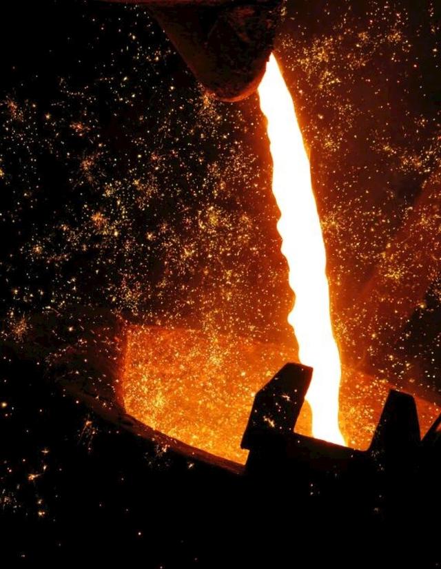 煉鐵過程實質上是將鐵從其自然形態(tài)——礦石等含鐵化合物中還原出來的過程。煉鐵方法主要有高爐法、直接還原法、熔融還原法等，其原理是礦石在特定的氣氛中（還原物質CO、H2、C；適宜溫度等）通過物化反應獲取還原后的生鐵。生鐵除了少部分用于鑄造外，絕大部分是作為煉鋼原料。  高爐煉鐵是現(xiàn)代煉鐵的主要方法，鋼鐵生產(chǎn)中的重要環(huán)節(jié)。這種方法是由古代豎爐煉鐵發(fā)展、改進而成的。盡管世界各國研究發(fā)展了很多新的煉鐵法，但由于高爐煉鐵技術經(jīng)濟指標良好，工藝簡單，生產(chǎn)量大,勞動生產(chǎn)率高,能耗低，這種方法生產(chǎn)的鐵仍占世界鐵總產(chǎn)量的95％以上。  煉鐵工藝是是將含鐵原料（燒結礦、球團礦或鐵礦）、燃料（焦炭、煤粉等）及其它輔助原料（石灰石、白云石、錳礦等）按一定比例自高爐爐頂裝入高爐，并由熱風爐在高爐下部沿爐周的風口向高爐內鼓入熱風助焦炭燃燒（有的高爐也噴吹煤粉、重油、天然氣等輔助燃料），在高溫下焦炭中的碳同鼓入空氣中的氧燃燒生成的一氧化碳和氫氣。  原料、燃料隨著爐內熔煉等過程的進行而下降，在爐料下降和上升的煤氣相遇，先后發(fā)生傳熱、還原、熔化、脫炭作用而生成生鐵，鐵礦石原料中的雜質與加入爐內的熔劑相結合而成渣，爐底鐵水間斷地放出裝入鐵水罐，送往煉鋼廠。同時產(chǎn)生高爐煤氣，爐渣兩種副產(chǎn)品，高爐渣鐵主要礦石中不還原的雜質和石灰石等熔劑結合生成，自渣口排出后，經(jīng)水淬處理后全部作為水泥生產(chǎn)原料；產(chǎn)生的煤氣從爐頂導出，經(jīng)除塵后，作為熱風爐、加熱爐、焦爐、鍋爐等的燃料。