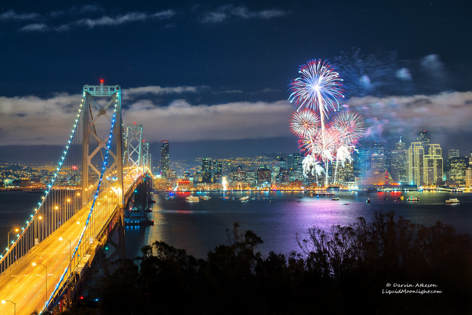 美國新海灣大橋由振華重工承建，全長為2.88公里，雙向共有12車道，設計日均汽車流量達30萬輛，可抗八級地震。橋上安裝了2萬5千盞節(jié)能燈，變化出多種圖形，使其代替金門大橋成為舊金山的新地標，并與東海岸的自由女神像遙相呼應。  振華重工2006年承建美國新海灣大橋項目，2011年圓滿完成交付，共歷時5年。2013年9月3日，美國舊金山－奧克蘭海灣大橋正式通車。新海灣大橋坐落在美國西海岸舊金山海灣地區(qū)，是世界同類鋼結(jié)構(gòu)橋梁中技術(shù)難度最高、跨度最大的單塔自錨抗震懸索鋼橋。中交集團所屬振華重工承建新海灣大橋4.5萬噸的鋼結(jié)構(gòu)。