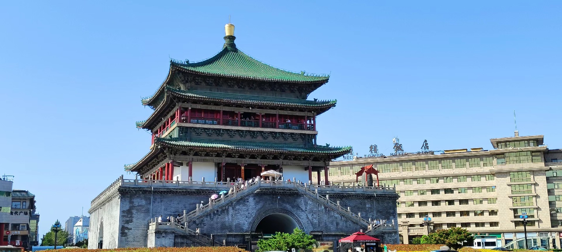 西安是國(guó)務(wù)院公布的首批國(guó)家歷史文化名城，有西周、秦、西漢、唐等在內(nèi)的13個(gè)朝代在此建都，是世界四大古都之一，中國(guó)古都學(xué)會(huì)認(rèn)定的中國(guó)建都朝代最多、帝都?xì)v史最長(zhǎng)的古都。曾經(jīng)作為中國(guó)首都和政治、經(jīng)濟(jì)、文化中心長(zhǎng)達(dá)1100多年。旅游景點(diǎn)有秦始皇兵馬俑博物館、大雁塔、陜西歷史博物館、華清池景區(qū)、碑林博物館等