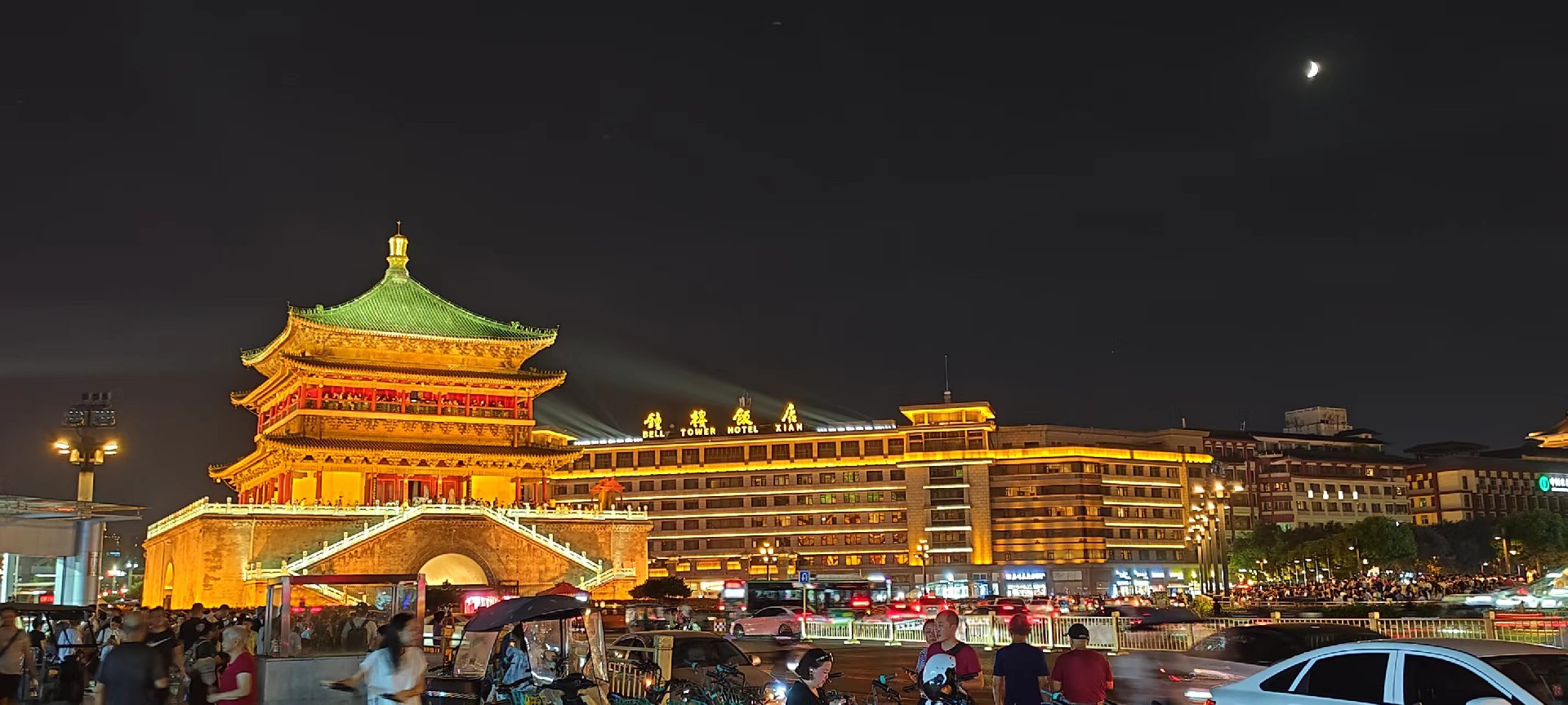 西安是國(guó)務(wù)院公布的首批國(guó)家歷史文化名城，有西周、秦、西漢、唐等在內(nèi)的13個(gè)朝代在此建都，是世界四大古都之一，中國(guó)古都學(xué)會(huì)認(rèn)定的中國(guó)建都朝代最多、帝都?xì)v史最長(zhǎng)的古都。曾經(jīng)作為中國(guó)首都和政治、經(jīng)濟(jì)、文化中心長(zhǎng)達(dá)1100多年。旅游景點(diǎn)有秦始皇兵馬俑博物館、大雁塔、陜西歷史博物館、華清池景區(qū)、碑林博物館等