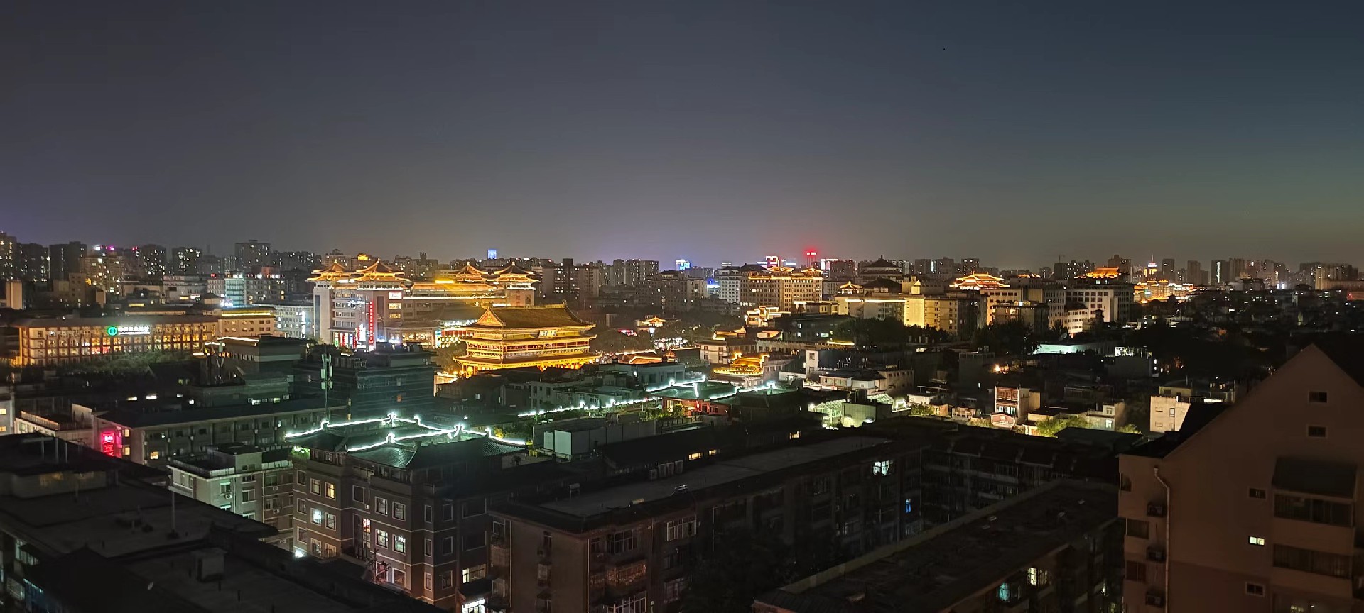 西安是國(guó)務(wù)院公布的首批國(guó)家歷史文化名城，有西周、秦、西漢、唐等在內(nèi)的13個(gè)朝代在此建都，是世界四大古都之一，中國(guó)古都學(xué)會(huì)認(rèn)定的中國(guó)建都朝代最多、帝都?xì)v史最長(zhǎng)的古都。曾經(jīng)作為中國(guó)首都和政治、經(jīng)濟(jì)、文化中心長(zhǎng)達(dá)1100多年。旅游景點(diǎn)有秦始皇兵馬俑博物館、大雁塔、陜西歷史博物館、華清池景區(qū)、碑林博物館等