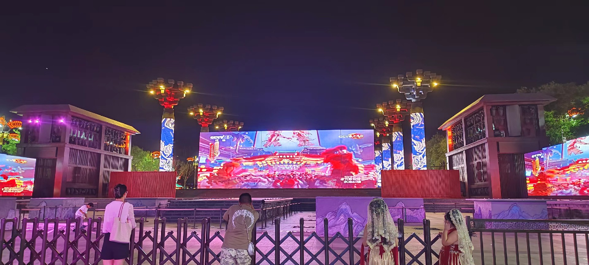 西安是國(guó)務(wù)院公布的首批國(guó)家歷史文化名城，有西周、秦、西漢、唐等在內(nèi)的13個(gè)朝代在此建都，是世界四大古都之一，中國(guó)古都學(xué)會(huì)認(rèn)定的中國(guó)建都朝代最多、帝都?xì)v史最長(zhǎng)的古都。曾經(jīng)作為中國(guó)首都和政治、經(jīng)濟(jì)、文化中心長(zhǎng)達(dá)1100多年。旅游景點(diǎn)有秦始皇兵馬俑博物館、大雁塔、陜西歷史博物館、華清池景區(qū)、碑林博物館等