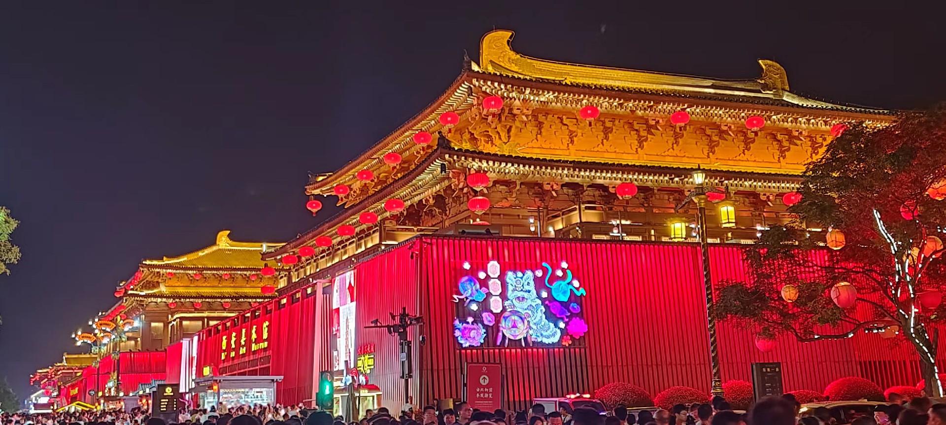 西安是國(guó)務(wù)院公布的首批國(guó)家歷史文化名城，有西周、秦、西漢、唐等在內(nèi)的13個(gè)朝代在此建都，是世界四大古都之一，中國(guó)古都學(xué)會(huì)認(rèn)定的中國(guó)建都朝代最多、帝都?xì)v史最長(zhǎng)的古都。曾經(jīng)作為中國(guó)首都和政治、經(jīng)濟(jì)、文化中心長(zhǎng)達(dá)1100多年。旅游景點(diǎn)有秦始皇兵馬俑博物館、大雁塔、陜西歷史博物館、華清池景區(qū)、碑林博物館等