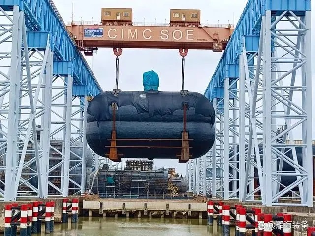 近日，南通中集太平洋海洋工程有限公司（以下簡稱“CIMC SOE”）為舟山長宏國際船舶修造有限公司(以下簡稱“長宏國際”)建造的7500立方堆疊式LNG雙耳船用燃料罐一、二船套（T154/155）順利裝船發(fā)運。該燃料罐后續(xù)將安裝在11500TEU集裝箱船上。在該燃料罐制造過程中，河鋼集團舞鋼公司生產(chǎn)的1357噸性能9Ni鋼板獨家用于該燃料罐制造。
