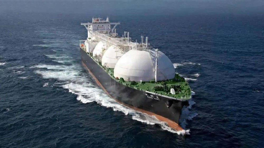  9月20日，在萬里長江入?？诒眰?cè)的江蘇省啟東市，由南通中集太平洋海洋工程有限公司采用河鋼集團(tuán)舞鋼公司高錳鋼制造的高錳鋼船“GasChemPhoenix”用燃料罐交付使用。舞鋼生產(chǎn)的高錳鋼率先實(shí)現(xiàn)了實(shí)船應(yīng)用，標(biāo)志著新一代低成本、高性能超低溫用國產(chǎn)高錳鋼從材料的基礎(chǔ)研究向工程應(yīng)用邁出了堅(jiān)實(shí)的一步，對高錳低溫鋼的推廣和應(yīng)用具有里程碑式的意義。 LNG（液化天然氣）新型低溫材料高錳鋼，是一種錳含量在22%~25%、不含鎳的一種純奧氏體合金鋼，具有良好低溫韌性、高強(qiáng)度、高延展性能，相比目前傳統(tǒng)LNG船罐材料所用的鎳系低溫鋼，有更加明顯的經(jīng)濟(jì)效益。因此高錳鋼的應(yīng)用對于LNG船舶制造企業(yè)降低生產(chǎn)成本、提升市場競爭力等方面有著重要的實(shí)際意義。  本報(bào)訊 9月20日，在萬里長江入海口北側(cè)的江蘇省啟東市，由南通中集太平洋海洋工程有限公司采用河鋼集團(tuán)舞鋼公司高錳鋼制造的國內(nèi)首臺套高錳鋼船“GasChemPhoenix”用燃料罐交付使用。舞鋼生產(chǎn)的高錳鋼在國內(nèi)率先實(shí)現(xiàn)了實(shí)船應(yīng)用，標(biāo)志著新一代低成本、高性能超低溫用國產(chǎn)高錳鋼從材料的基礎(chǔ)研究向國內(nèi)工程應(yīng)用邁出了堅(jiān)實(shí)的一步，對高錳低溫鋼的推廣和應(yīng)用具有里程碑式的意義。 LNG（液化天然氣）新型低溫材料高錳鋼，是一種錳含量在22%~25%、不含鎳的一種純奧氏體合金鋼，具有良好低溫韌性、高強(qiáng)度、高延展性能，相比目前傳統(tǒng)LNG船罐材料所用的鎳系低溫鋼，有更加明顯的經(jīng)濟(jì)效益。因此高錳鋼的應(yīng)用對于LNG船舶制造企業(yè)降低生產(chǎn)成本、提升市場競爭力等方面有著重要的實(shí)際意義。  1728719721157406.jpg  為助力國家清潔能源水上應(yīng)用，落實(shí)河鋼集團(tuán)戰(zhàn)略部署，舞鋼作為中國特鋼生產(chǎn)基地，于2019年在國內(nèi)率先工業(yè)化生產(chǎn)出不同厚度規(guī)格（8毫米~63.5毫米）的高錳鋼板。經(jīng)中國船舶重工集團(tuán)公司某研究所檢驗(yàn)，該產(chǎn)品塑韌性優(yōu)良，指標(biāo)遠(yuǎn)超IMO（國際海事組織）和船規(guī)的最新要求，達(dá)到國際先進(jìn)水平，打破了國外長期壟斷船用LNG高錳鋼的局面，率先填補(bǔ)了國內(nèi)該種鋼材生產(chǎn)技術(shù)空白。 2022年以來，為了加速高錳鋼實(shí)船應(yīng)用，由船級社、舞鋼、南通中集太平洋海洋工程有限公司及研究院所等單位共同組建聯(lián)合研發(fā)團(tuán)隊(duì)，突破了高錳鋼的材料性能調(diào)控、焊材研發(fā)匹配、儲罐成型制備等一系列技術(shù)瓶頸，并發(fā)布了產(chǎn)品標(biāo)準(zhǔn)和應(yīng)用指南，實(shí)現(xiàn)了我國高錳鋼從材料到應(yīng)用全產(chǎn)業(yè)鏈條的原始創(chuàng)新。  為助力國家清潔能源水上應(yīng)用，落實(shí)河鋼集團(tuán)戰(zhàn)略部署，舞鋼作為中國特鋼生產(chǎn)基地，于2019年工業(yè)化生產(chǎn)出不同厚度規(guī)格（8毫米~63.5毫米）的高錳鋼板。經(jīng)中國船舶重工集團(tuán)公司某研究所檢驗(yàn)，該產(chǎn)品塑韌性優(yōu)良，指標(biāo)遠(yuǎn)超IMO（國際海事組織）和船規(guī)的更新要求，達(dá)到國際先進(jìn)水平，打破了國外長期壟斷船用LNG高錳鋼的局面，率先填補(bǔ)了該種鋼材生產(chǎn)技術(shù)空白。 2022年以來，為了加速高錳鋼實(shí)船應(yīng)用，由船級社、舞鋼、南通中集太平洋海洋工程有限公司及研究院所等單位共同組建聯(lián)合研發(fā)團(tuán)隊(duì)，突破了高錳鋼的材料性能調(diào)控、焊材研發(fā)匹配、儲罐成型制備等一系列技術(shù)瓶頸，并發(fā)布了產(chǎn)品標(biāo)準(zhǔn)和應(yīng)用指南，實(shí)現(xiàn)了我國高錳鋼從材料到應(yīng)用全產(chǎn)業(yè)鏈條的原始創(chuàng)新。