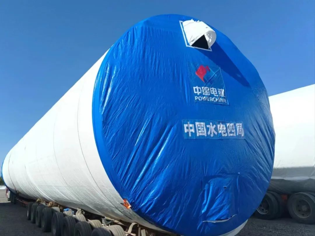 近日，河鋼集團(tuán)舞鋼公司生產(chǎn)的一批風(fēng)電項(xiàng)目用鋼板如期發(fā)往客戶，將用于新彊吐魯番市重點(diǎn)能源項(xiàng)目——廣東能源托克遜縣100萬(wàn)千瓦風(fēng)電項(xiàng)目的風(fēng)電塔筒制造。目前，舞鋼已累計(jì)向該項(xiàng)目供應(yīng)風(fēng)電項(xiàng)目用鋼板近2萬(wàn)噸。