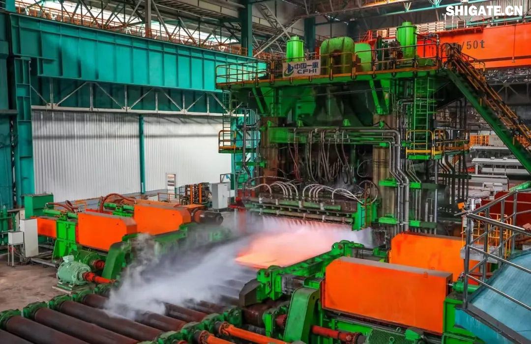 近日，河鋼集團(tuán)舞鋼公司研發(fā)生產(chǎn)的大厚度、技術(shù)難度碳錳釩SA737系列容器鋼板順利交付某重點(diǎn)客戶(hù)，鋼板的各項(xiàng)性能指標(biāo)均達(dá)到國(guó)內(nèi)水平，成功實(shí)現(xiàn)“國(guó)內(nèi)首發(fā)”。該產(chǎn)品在舞鋼公司批量生產(chǎn)成功，對(duì)于鞏固并擴(kuò)大舞鋼公司品種優(yōu)勢(shì)，引領(lǐng)寬厚板行業(yè)質(zhì)量發(fā)展具有十分重要的意義。