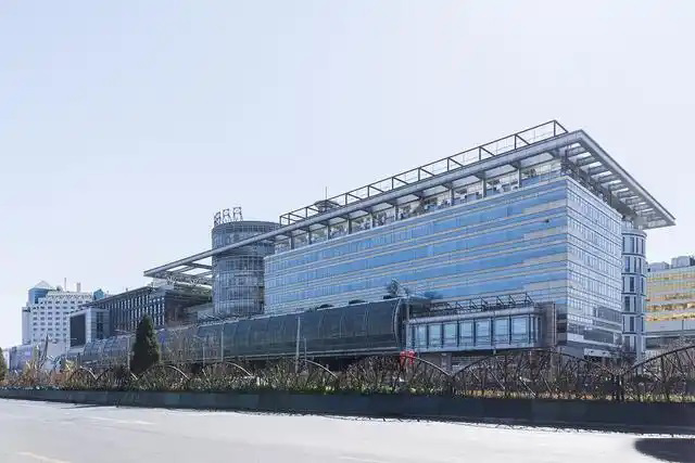 鋼鐵行業(yè)是全球工業(yè)體系中的重要支柱之一,其產(chǎn)品廣泛應(yīng)用于基礎(chǔ)設(shè)施建設(shè)、機(jī)械制造、汽車工業(yè)等領(lǐng)域。隨著全球工業(yè)化進(jìn)程的不斷深入,鋼鐵行業(yè)呈現(xiàn)出國際化競爭格局。在眾多鋼鐵制造企業(yè)中,有6家公司以其出色的經(jīng)營業(yè)績和強(qiáng)大的市場地位脫穎而出,成為了世界鋼鐵制造業(yè)的領(lǐng)軍企業(yè)。