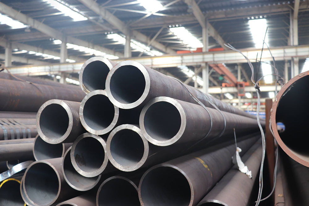 無縫管是一種具有中空截面、周邊沒有接縫的長條鋼材。鋼管具有中空截面，大量用作輸送流體的管道，如輸送石油、天然氣、煤氣、水及某些固體物料的管道等。鋼管與圓鋼等實心鋼材相比，在抗彎抗扭強(qiáng)度相同時，重量較輕，是一種經(jīng)濟(jì)截面鋼材，廣泛用于制造結(jié)構(gòu)件和機(jī)械零件，如石油鉆桿、汽車傳動軸、自行車架以及建筑施工中用的鋼腳手架等。用鋼管制造環(huán)形零件，可提高材料利用率，簡化制造工序，節(jié)約材料和加工工時，如滾動軸承套圈、千斤頂套等，目前已廣泛用鋼管來制造。鋼管還是各種常規(guī)武器不可缺少的材料，槍管、炮筒等都要鋼管來制造。鋼管按橫截面積形狀的不同可分為圓管和異型管。由于在周長相等的條件下，圓面積大，用圓形管可以輸送更多的流體。此外，圓環(huán)截面在承受內(nèi)部或外部徑向壓力時，受力較均勻，因此，絕大多數(shù)鋼管是圓管。