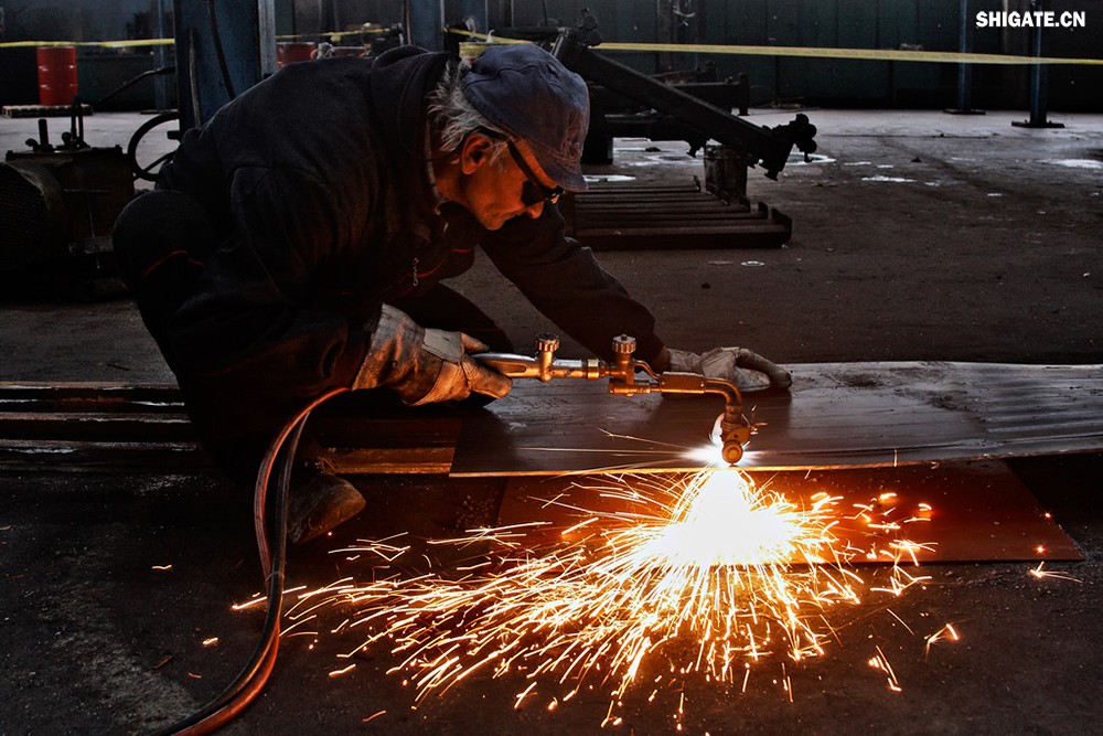 在工業(yè)生產(chǎn)中，鋼板切割是一項(xiàng)至關(guān)重要的工藝，廣泛應(yīng)用于機(jī)械制造、建筑、橋梁建設(shè)等多個(gè)領(lǐng)域。為了滿足不同項(xiàng)目的需求，鋼板切割采用了多種加工方式。本文將詳細(xì)介紹鋼板切割中常見(jiàn)的幾種加工方式，包括火焰切割、激光切割、等離子切割、水刀切割以及機(jī)械切割等。    一、火焰切割    火焰切割是利用氧氣和乙炔的燃燒產(chǎn)生的高溫火焰來(lái)切割鋼板的一種加工方式。在切割過(guò)程中，火焰將鋼板局部加熱至熔化狀態(tài)，同時(shí)氧氣流將熔化的金屬吹走，形成切口?；鹧媲懈钤O(shè)備相對(duì)簡(jiǎn)單，成本低廉，適用于切割厚度較大的鋼板。然而，由于切割過(guò)程中產(chǎn)生的熱影響區(qū)較大，易導(dǎo)致鋼板變形和材質(zhì)變化，因此精度和表面質(zhì)量相對(duì)較低。          二、激光切割    激光切割是利用高功率密度的激光束照射鋼板表面，使鋼板迅速熔化、汽化或達(dá)到點(diǎn)燃點(diǎn)，同時(shí)以高速氣流將熔化或燃燒的金屬吹走，形成切口。激光切割具有切割速度快、精度高、熱影響區(qū)小等優(yōu)點(diǎn)，特別適用于切割薄板和中厚板。此外，激光切割還能實(shí)現(xiàn)自動(dòng)化和智能化生產(chǎn)，提高生產(chǎn)效率。            三、等離子切割    等離子切割是利用高溫、高速度的等離子氣體流對(duì)鋼板進(jìn)行切割的一種加工方式。在切割過(guò)程中，等離子氣體流將鋼板局部熔化，并通過(guò)氣流將熔化的金屬吹走。等離子切割適用于切割中厚板和厚板，具有切割速度快、熱影響區(qū)小、切口平整等優(yōu)點(diǎn)。然而，等離子切割設(shè)備的成本較高，維護(hù)也相對(duì)復(fù)雜。    四、水刀切割    水刀切割是利用高壓水流對(duì)鋼板進(jìn)行切割的一種加工方式。在切割過(guò)程中，高壓水流將鋼板局部沖蝕，形成切口。水刀切割具有切割精度高、表面質(zhì)量好、無(wú)熱影響區(qū)等優(yōu)點(diǎn)，特別適用于切割薄板和對(duì)表面質(zhì)量要求較高的項(xiàng)目。此外，水刀切割還能實(shí)現(xiàn)綠色生產(chǎn)，減少環(huán)境污染。    五、機(jī)械切割    機(jī)械切割是利用切割機(jī)械對(duì)鋼板進(jìn)行切割的一種加工方式，如鋸床切割、銑床切割等。機(jī)械切割適用于切割各種厚度和材質(zhì)的鋼板，具有切割精度高、切口平整、適應(yīng)性強(qiáng)等優(yōu)點(diǎn)。然而，機(jī)械切割的速度相對(duì)較慢，生產(chǎn)效率較低，且對(duì)于較厚的鋼板，切割難度較大。            在選擇鋼板切割加工方式時(shí)，需要根據(jù)項(xiàng)目的具體需求、鋼板的厚度和材質(zhì)、生產(chǎn)效率和成本等因素進(jìn)行綜合考慮。對(duì)于要求高精度、高表面質(zhì)量的切割項(xiàng)目，激光切割和水刀切割是較為理想的選擇；對(duì)于切割厚度較大、對(duì)表面質(zhì)量要求不高的項(xiàng)目，火焰切割和等離子切割則更具優(yōu)勢(shì)；而對(duì)于需要靈活應(yīng)對(duì)各種切割需求的場(chǎng)景，機(jī)械切割則是一種可靠的選擇。    總之，隨著科技的不斷進(jìn)步和工業(yè)生產(chǎn)的不斷發(fā)展，鋼板切割加工方式也在不斷創(chuàng)新和完善。了解各種加工方式的優(yōu)缺點(diǎn)，并根據(jù)實(shí)際需求選擇合適的加工方式，對(duì)于提高鋼板切割的質(zhì)量和效率具有重要意義。