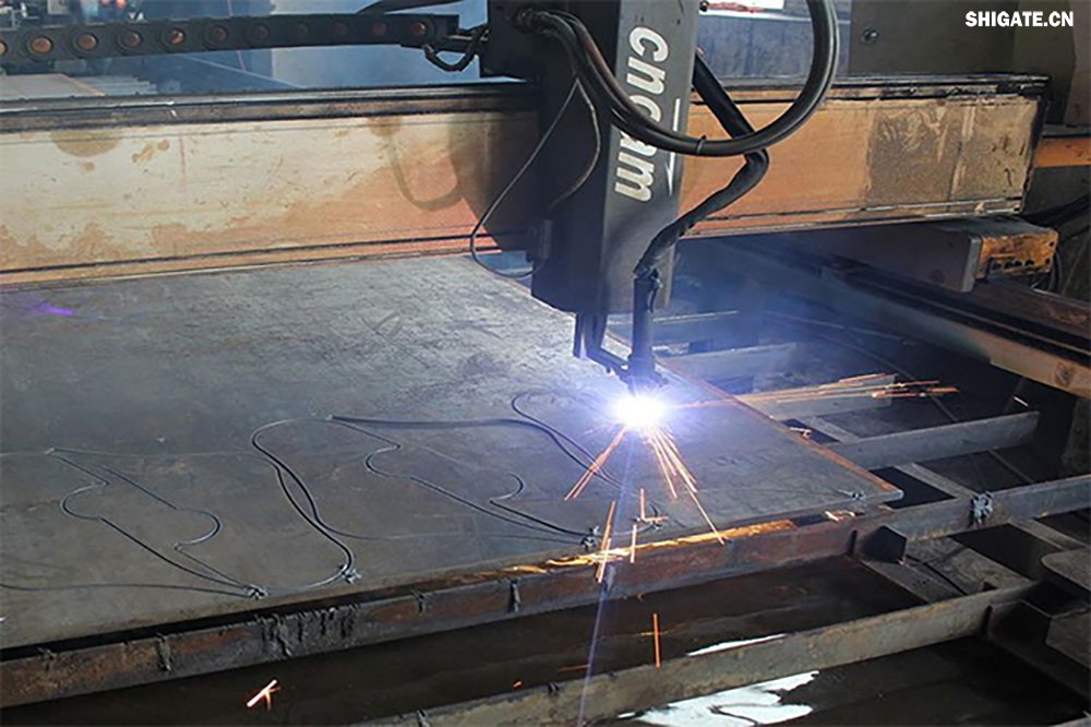 在工業(yè)生產(chǎn)中，鋼板切割是一項(xiàng)至關(guān)重要的工藝，廣泛應(yīng)用于機(jī)械制造、建筑、橋梁建設(shè)等多個(gè)領(lǐng)域。為了滿足不同項(xiàng)目的需求，鋼板切割采用了多種加工方式。本文將詳細(xì)介紹鋼板切割中常見(jiàn)的幾種加工方式，包括火焰切割、激光切割、等離子切割、水刀切割以及機(jī)械切割等。    一、火焰切割    火焰切割是利用氧氣和乙炔的燃燒產(chǎn)生的高溫火焰來(lái)切割鋼板的一種加工方式。在切割過(guò)程中，火焰將鋼板局部加熱至熔化狀態(tài)，同時(shí)氧氣流將熔化的金屬吹走，形成切口?；鹧媲懈钤O(shè)備相對(duì)簡(jiǎn)單，成本低廉，適用于切割厚度較大的鋼板。然而，由于切割過(guò)程中產(chǎn)生的熱影響區(qū)較大，易導(dǎo)致鋼板變形和材質(zhì)變化，因此精度和表面質(zhì)量相對(duì)較低。          二、激光切割    激光切割是利用高功率密度的激光束照射鋼板表面，使鋼板迅速熔化、汽化或達(dá)到點(diǎn)燃點(diǎn)，同時(shí)以高速氣流將熔化或燃燒的金屬吹走，形成切口。激光切割具有切割速度快、精度高、熱影響區(qū)小等優(yōu)點(diǎn)，特別適用于切割薄板和中厚板。此外，激光切割還能實(shí)現(xiàn)自動(dòng)化和智能化生產(chǎn)，提高生產(chǎn)效率。            三、等離子切割    等離子切割是利用高溫、高速度的等離子氣體流對(duì)鋼板進(jìn)行切割的一種加工方式。在切割過(guò)程中，等離子氣體流將鋼板局部熔化，并通過(guò)氣流將熔化的金屬吹走。等離子切割適用于切割中厚板和厚板，具有切割速度快、熱影響區(qū)小、切口平整等優(yōu)點(diǎn)。然而，等離子切割設(shè)備的成本較高，維護(hù)也相對(duì)復(fù)雜。    四、水刀切割    水刀切割是利用高壓水流對(duì)鋼板進(jìn)行切割的一種加工方式。在切割過(guò)程中，高壓水流將鋼板局部沖蝕，形成切口。水刀切割具有切割精度高、表面質(zhì)量好、無(wú)熱影響區(qū)等優(yōu)點(diǎn)，特別適用于切割薄板和對(duì)表面質(zhì)量要求較高的項(xiàng)目。此外，水刀切割還能實(shí)現(xiàn)綠色生產(chǎn)，減少環(huán)境污染。    五、機(jī)械切割    機(jī)械切割是利用切割機(jī)械對(duì)鋼板進(jìn)行切割的一種加工方式，如鋸床切割、銑床切割等。機(jī)械切割適用于切割各種厚度和材質(zhì)的鋼板，具有切割精度高、切口平整、適應(yīng)性強(qiáng)等優(yōu)點(diǎn)。然而，機(jī)械切割的速度相對(duì)較慢，生產(chǎn)效率較低，且對(duì)于較厚的鋼板，切割難度較大。            在選擇鋼板切割加工方式時(shí)，需要根據(jù)項(xiàng)目的具體需求、鋼板的厚度和材質(zhì)、生產(chǎn)效率和成本等因素進(jìn)行綜合考慮。對(duì)于要求高精度、高表面質(zhì)量的切割項(xiàng)目，激光切割和水刀切割是較為理想的選擇；對(duì)于切割厚度較大、對(duì)表面質(zhì)量要求不高的項(xiàng)目，火焰切割和等離子切割則更具優(yōu)勢(shì)；而對(duì)于需要靈活應(yīng)對(duì)各種切割需求的場(chǎng)景，機(jī)械切割則是一種可靠的選擇。    總之，隨著科技的不斷進(jìn)步和工業(yè)生產(chǎn)的不斷發(fā)展，鋼板切割加工方式也在不斷創(chuàng)新和完善。了解各種加工方式的優(yōu)缺點(diǎn)，并根據(jù)實(shí)際需求選擇合適的加工方式，對(duì)于提高鋼板切割的質(zhì)量和效率具有重要意義。