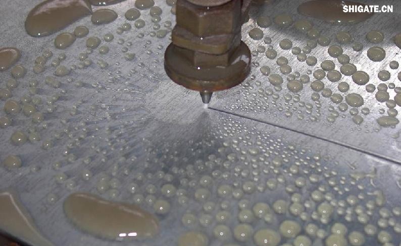 在工業(yè)生產(chǎn)中，鋼板切割是一項(xiàng)至關(guān)重要的工藝，廣泛應(yīng)用于機(jī)械制造、建筑、橋梁建設(shè)等多個(gè)領(lǐng)域。為了滿足不同項(xiàng)目的需求，鋼板切割采用了多種加工方式。本文將詳細(xì)介紹鋼板切割中常見(jiàn)的幾種加工方式，包括火焰切割、激光切割、等離子切割、水刀切割以及機(jī)械切割等。    一、火焰切割    火焰切割是利用氧氣和乙炔的燃燒產(chǎn)生的高溫火焰來(lái)切割鋼板的一種加工方式。在切割過(guò)程中，火焰將鋼板局部加熱至熔化狀態(tài)，同時(shí)氧氣流將熔化的金屬吹走，形成切口?；鹧媲懈钤O(shè)備相對(duì)簡(jiǎn)單，成本低廉，適用于切割厚度較大的鋼板。然而，由于切割過(guò)程中產(chǎn)生的熱影響區(qū)較大，易導(dǎo)致鋼板變形和材質(zhì)變化，因此精度和表面質(zhì)量相對(duì)較低。          二、激光切割    激光切割是利用高功率密度的激光束照射鋼板表面，使鋼板迅速熔化、汽化或達(dá)到點(diǎn)燃點(diǎn)，同時(shí)以高速氣流將熔化或燃燒的金屬吹走，形成切口。激光切割具有切割速度快、精度高、熱影響區(qū)小等優(yōu)點(diǎn)，特別適用于切割薄板和中厚板。此外，激光切割還能實(shí)現(xiàn)自動(dòng)化和智能化生產(chǎn)，提高生產(chǎn)效率。            三、等離子切割    等離子切割是利用高溫、高速度的等離子氣體流對(duì)鋼板進(jìn)行切割的一種加工方式。在切割過(guò)程中，等離子氣體流將鋼板局部熔化，并通過(guò)氣流將熔化的金屬吹走。等離子切割適用于切割中厚板和厚板，具有切割速度快、熱影響區(qū)小、切口平整等優(yōu)點(diǎn)。然而，等離子切割設(shè)備的成本較高，維護(hù)也相對(duì)復(fù)雜。    四、水刀切割    水刀切割是利用高壓水流對(duì)鋼板進(jìn)行切割的一種加工方式。在切割過(guò)程中，高壓水流將鋼板局部沖蝕，形成切口。水刀切割具有切割精度高、表面質(zhì)量好、無(wú)熱影響區(qū)等優(yōu)點(diǎn)，特別適用于切割薄板和對(duì)表面質(zhì)量要求較高的項(xiàng)目。此外，水刀切割還能實(shí)現(xiàn)綠色生產(chǎn)，減少環(huán)境污染。    五、機(jī)械切割    機(jī)械切割是利用切割機(jī)械對(duì)鋼板進(jìn)行切割的一種加工方式，如鋸床切割、銑床切割等。機(jī)械切割適用于切割各種厚度和材質(zhì)的鋼板，具有切割精度高、切口平整、適應(yīng)性強(qiáng)等優(yōu)點(diǎn)。然而，機(jī)械切割的速度相對(duì)較慢，生產(chǎn)效率較低，且對(duì)于較厚的鋼板，切割難度較大。            在選擇鋼板切割加工方式時(shí)，需要根據(jù)項(xiàng)目的具體需求、鋼板的厚度和材質(zhì)、生產(chǎn)效率和成本等因素進(jìn)行綜合考慮。對(duì)于要求高精度、高表面質(zhì)量的切割項(xiàng)目，激光切割和水刀切割是較為理想的選擇；對(duì)于切割厚度較大、對(duì)表面質(zhì)量要求不高的項(xiàng)目，火焰切割和等離子切割則更具優(yōu)勢(shì)；而對(duì)于需要靈活應(yīng)對(duì)各種切割需求的場(chǎng)景，機(jī)械切割則是一種可靠的選擇。    總之，隨著科技的不斷進(jìn)步和工業(yè)生產(chǎn)的不斷發(fā)展，鋼板切割加工方式也在不斷創(chuàng)新和完善。了解各種加工方式的優(yōu)缺點(diǎn)，并根據(jù)實(shí)際需求選擇合適的加工方式，對(duì)于提高鋼板切割的質(zhì)量和效率具有重要意義。