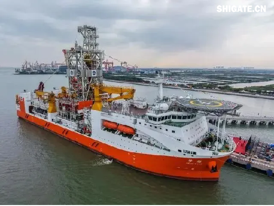 我國自主設(shè)計建造的首艘大洋鉆探船“夢想”號于2024年11月17日在廣州正式入列，標志著我國深海探測關(guān)鍵技術(shù)裝備取得重大突破。“夢想”號鉆采系統(tǒng)居國際領(lǐng)先水平，鉆深可達11000米，具備4種鉆探模式和3種取芯方式，有望助力科學家實現(xiàn)“打穿地殼、進入地球深部”的夢想，為我國實施深海資源勘探、關(guān)鍵技術(shù)裝備研發(fā)以及科學家開展大洋科學鉆探研究提供重大平臺支撐。在項目建設(shè)過程中，為了滿足其核心部位——船舶換熱器、制冷系統(tǒng)制造用鋼需求，舞鋼公司發(fā)揮專業(yè)技術(shù)優(yōu)勢，制訂特殊的工藝方案：在冶煉環(huán)節(jié)創(chuàng)新冶煉工藝，嚴控鋼水內(nèi)部夾雜物；在軋制和熱處理環(huán)節(jié)創(chuàng)新實施3項獨有的工藝，確保了鋼板各項性能指標完全滿足使用要求，且比普通合同提前10天交貨。 