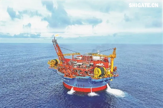 亞洲首艘圓筒型海上油氣加工廠“?？惶枴庇?024年9月19日投產(chǎn)，其深水吸力錨制造用鋼全部是“舞鋼牌”鋼板。由于“?？惶枴蔽﹀^的工作水深達到324米，舞鋼公司按照技術(shù)參數(shù)，為其“量身定制”海工鋼。按照合同要求，所有板材都要加做板厚1/2處性能檢驗，對碳當量、焊接要求極嚴苛；實施DNV入級檢驗，對設(shè)計、材料、建造、檢驗要求極嚴苛，且工期較緊。舞鋼公司以滿足客戶需求為目標，強化過程管控，順利實現(xiàn)按期交貨。 