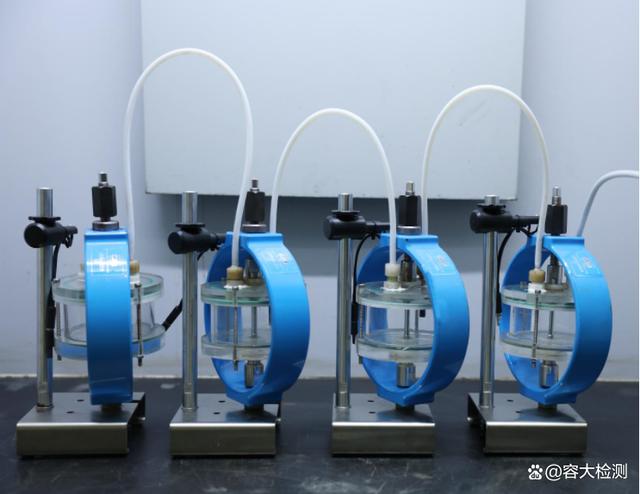 10月20日，工業(yè)和信息化部發(fā)布了2022年第23號(hào)公告，由舞鋼主導(dǎo)制定的我國(guó)首個(gè)《抗?jié)窳蚧瘹涓g鋼板》行業(yè)標(biāo)準(zhǔn)成功發(fā)布。  該標(biāo)準(zhǔn)由舞鋼公司主導(dǎo)，冶金工業(yè)信息標(biāo)準(zhǔn)研究院參與共同完成。項(xiàng)目組從標(biāo)準(zhǔn)建議書提交、申報(bào)、答辯，到標(biāo)準(zhǔn)的編制、起草、征求意見、審查審定，以及公示、公布等環(huán)節(jié)嚴(yán)格把關(guān)，歷時(shí)近3年努力完成。  該項(xiàng)標(biāo)準(zhǔn)填補(bǔ)了我國(guó)抗?jié)窳蚧瘹涓g鋼板標(biāo)準(zhǔn)空白，解決了抗?jié)窳蚧瘹涓g鋼板采購(gòu)卡脖子難題，打通了從技術(shù)研發(fā)、產(chǎn)品設(shè)計(jì)、裝備制造到產(chǎn)品營(yíng)銷最后一公里，對(duì)于國(guó)內(nèi)抗?jié)窳蚧瘹涓g鋼板產(chǎn)業(yè)高質(zhì)量發(fā)展具有深遠(yuǎn)意義。  該項(xiàng)行業(yè)標(biāo)準(zhǔn)是依據(jù)工業(yè)和信息化部工信廳科函（2019）276 號(hào)文“關(guān)于印發(fā) 2019 年第四批行業(yè)標(biāo)準(zhǔn)制修訂和外文版項(xiàng)目計(jì)劃的通知”下達(dá)的項(xiàng)目計(jì)劃， 2020年8月，全國(guó)鋼標(biāo)委鋼板和鋼帶分委員會(huì)組織各起草單位成立起草工作組，由舞陽(yáng)鋼鐵有限責(zé)任公司為組長(zhǎng)單位，負(fù)責(zé)主要起草工作。工作組對(duì)國(guó)內(nèi)外抗?jié)窳蚧瘹涓g鋼板產(chǎn)品和技術(shù)現(xiàn)狀與發(fā)展情況進(jìn)行全面調(diào)研，同時(shí)廣泛搜集相關(guān)標(biāo)準(zhǔn)和國(guó)內(nèi)外技術(shù)資料，進(jìn)行了大量的研究分析、資料查證工作，結(jié)合實(shí)際應(yīng)用經(jīng)驗(yàn)，進(jìn)行全面總結(jié)和歸納，在此基礎(chǔ)上編制出《抗?jié)窳蚧瘹涓g鋼板》標(biāo)準(zhǔn)，依據(jù)所收到的公開征求的社會(huì)意見，進(jìn)行分類、歸納、整理和分析，于 2021 年 11 月完成了標(biāo)準(zhǔn)送審稿。全國(guó)鋼標(biāo)委鋼板鋼帶分委員會(huì)與標(biāo)準(zhǔn)審查會(huì)，通過(guò)了此標(biāo)準(zhǔn)的審定。經(jīng)過(guò)全國(guó)鋼標(biāo)委鋼板鋼帶分委員會(huì)絕大多數(shù)委員投票通過(guò)了此標(biāo)準(zhǔn)的審查，獲得了批準(zhǔn)，最終由中國(guó)工業(yè)和信息化部進(jìn)行發(fā)布。   de1bb805c27e7ca704aee101fe9d728d.jpeg  該項(xiàng)標(biāo)準(zhǔn)從國(guó)內(nèi)抗?jié)窳蚧瘹涓g鋼板的發(fā)展要求出發(fā)，對(duì)所用鋼板化學(xué)成分、力學(xué)性能、表面質(zhì)量及交貨狀態(tài)，試驗(yàn)和檢驗(yàn)方法等多方面技術(shù)要求進(jìn)行了明確規(guī)定，對(duì)產(chǎn)品市場(chǎng)推廣應(yīng)用起著規(guī)范性指導(dǎo)作用。  舞鋼成功申請(qǐng)完成此項(xiàng)標(biāo)準(zhǔn)制定，是企業(yè)科研創(chuàng)新綜合實(shí)力的有力體現(xiàn)，為加快國(guó)內(nèi)抗?jié)窳蚧瘹涓g鋼板國(guó)際化進(jìn)程起到引領(lǐng)作用,對(duì)抗?jié)窳蚧瘹涓g鋼板市場(chǎng)的規(guī)范、推廣及應(yīng)用具有重要意義。