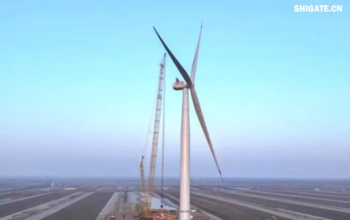 1月11日，更大功率等級的漂浮式風(fēng)電機組——中國中車“啟航號”在山東東營風(fēng)電裝備測試認證創(chuàng)新基地吊裝成功，標志著我國在海上超大型風(fēng)機的探索邁出重要一步。該項目風(fēng)電機組的配套塔筒是全球直徑更大、重量更重的塔筒型號，所用鋼板由河鋼集團舞鋼公司獨家提供。