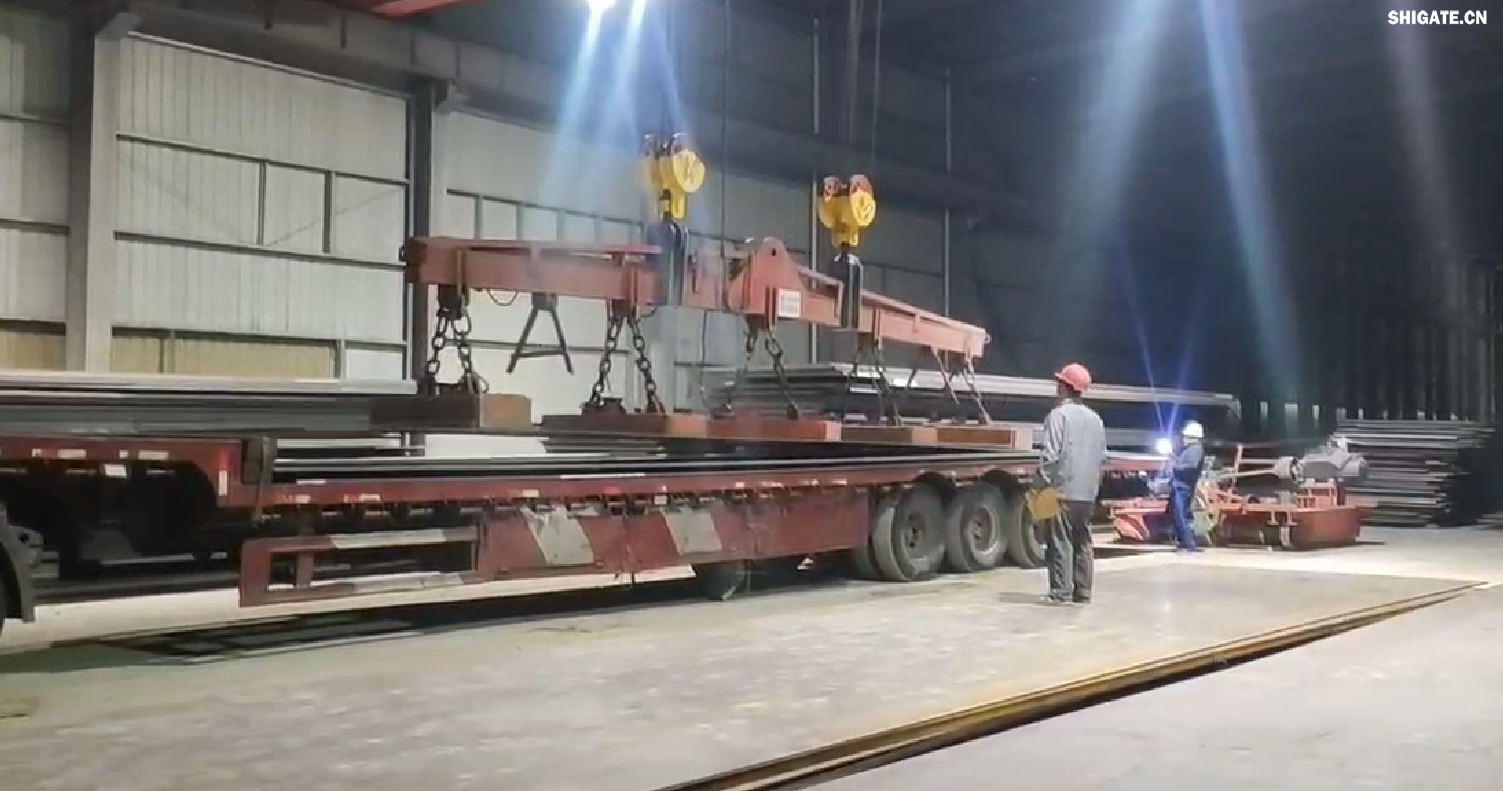 對于邁入2024年的鋼材市場而言，哪些因素是確定的？哪些因素是不確定的？  從需求來看，2024年，國內(nèi)宏觀經(jīng)濟繼續(xù)恢復向好，總體保持回升態(tài)勢，各項涉鋼指標轉(zhuǎn)暖預期強烈。在此背景下，預計鋼材需求總量（含出口）穩(wěn)定增長的態(tài)勢不會改變。為實現(xiàn)新年“開門紅”，新的刺激政策有望加速出臺，再加上穩(wěn)增長政策措施效應延續(xù)，預計2024年第1季度鋼材需求表現(xiàn)不會太差。  根據(jù)2023年11月份全國PMI（采購經(jīng)理指數(shù)）顯示，生產(chǎn)指數(shù)持續(xù)擴張，耗鋼行業(yè)指標處于高位水平；建筑業(yè)商務活動指數(shù)高位增長，建筑業(yè)施工進度繼續(xù)加快等，這些因素在一定程度上預示著開年鋼材需求向好的態(tài)勢。樂觀來看，2024年第1季度需求有同比增長3%的可能。