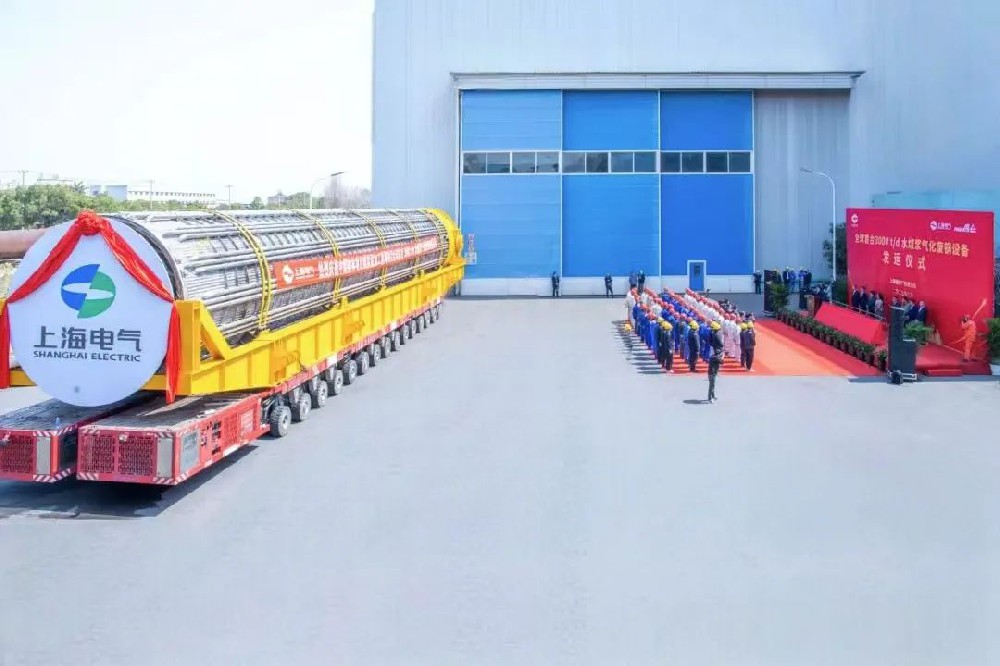 舞鋼公司結(jié)合行業(yè)趨勢(shì)和企業(yè)定位，快速調(diào)整工作思路，把特鋼思路作為企業(yè)經(jīng)營(yíng)的“法寶”，努力走好產(chǎn)品路線。在深入走訪市場(chǎng)的過(guò)程中，舞鋼公司了解到某客戶計(jì)劃設(shè)計(jì)制造日處理量達(dá)3000噸的水煤漿氣化廢鍋設(shè)備，由于各項(xiàng)技術(shù)要求比較高，其專利方美國(guó)Ap公司曾要求采用進(jìn)口鋼鐵材料制造該臺(tái)設(shè)備。舞鋼公司與該客戶和美國(guó)Ap公司進(jìn)行多輪次深度交流，充分發(fā)揮自身在容器鋼板領(lǐng)域的技術(shù)優(yōu)勢(shì)，為客戶研發(fā)契合設(shè)計(jì)要求的鋼鐵材料，贏得了客戶和美國(guó)Ap公司的認(rèn)可。在生產(chǎn)過(guò)程中，舞鋼公司效益產(chǎn)品攻關(guān)團(tuán)隊(duì)和產(chǎn)線人員密切配合，根據(jù)產(chǎn)線實(shí)際，創(chuàng)新工藝、生產(chǎn)流程，嚴(yán)格過(guò)程質(zhì)量管控，確保了該批容器鋼板各項(xiàng)質(zhì)量指標(biāo)完全滿足客戶需求。