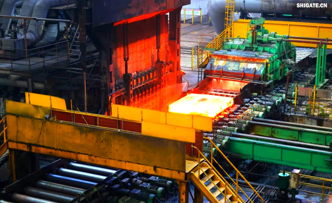 260余種寬厚板產(chǎn)品成功替代進(jìn)口或按國(guó)外標(biāo)準(zhǔn)生產(chǎn)，多個(gè)品種填補(bǔ)國(guó)內(nèi)空白并獨(dú)家供貨，更有40余種遠(yuǎn)銷海外。舞鋼公司不僅主導(dǎo)制定了臨氫設(shè)備用鉻鉬合金鋼板等十余項(xiàng)國(guó)家標(biāo)準(zhǔn)，還榮獲國(guó)家科學(xué)技術(shù)進(jìn)步獎(jiǎng)一等獎(jiǎng)2項(xiàng)、二等獎(jiǎng)1項(xiàng)，省部級(jí)科技進(jìn)步獎(jiǎng)更是數(shù)不勝數(shù)。自創(chuàng)立以來，河鋼集團(tuán)舞鋼公司便深耕寬厚板研發(fā)制造，打造出響亮的民族品牌，穩(wěn)坐椅子。