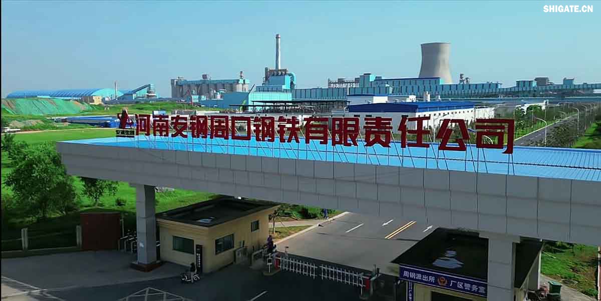 6月1日，河南鋼鐵集團(tuán)周口基地簡(jiǎn)稱（周鋼）二期寬厚板項(xiàng)目控制中心迎來(lái)重要里程碑：當(dāng)操作員按下5500mm精軋機(jī)的軋制按鈕，通紅的鋼板如熔金般奔騰穿過(guò)軋輥，標(biāo)志著5500mm軋機(jī)熱試圓滿成功。這一震撼場(chǎng)景與5月31日RH真空精煉爐、熱處理線熱試成功交相輝映，正式宣告“5600mm+5500mm雙寬機(jī)架”寬厚板生產(chǎn)線全線貫通！生產(chǎn)線總長(zhǎng)度達(dá)到1.4公里，構(gòu)成了國(guó)內(nèi)已知更長(zhǎng)的寬厚板軋鋼車間，連接了近20個(gè)精密工序，深基坑群實(shí)現(xiàn)了全線的貫通布局。其智能化、綠色化發(fā)展及特鋼轉(zhuǎn)型進(jìn)程由此開(kāi)啟全新篇章！