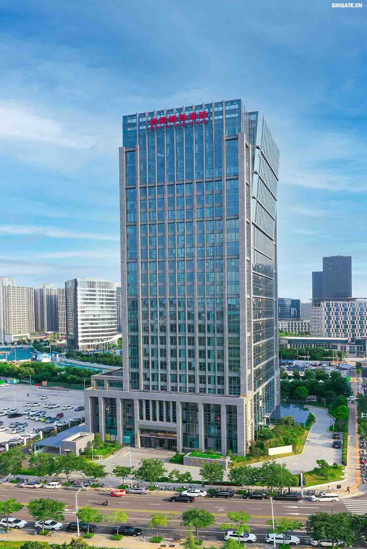 河南鋼鐵集團(tuán)有限公司（以下簡(jiǎn)稱(chēng)河南鋼鐵集團(tuán)）2023年3月1日注冊(cè)成立，注冊(cè)資本為人民幣200億元，旗下有安鋼股份公司、周口鋼鐵公司（周鋼）、洛陽(yáng)銅加工集團(tuán)、舞陽(yáng)礦業(yè)公司等子企業(yè)。薄學(xué)斌同志任董事長(zhǎng)。河南鋼鐵集團(tuán)是省委、省政府為推動(dòng)全省鋼鐵產(chǎn)業(yè)轉(zhuǎn)型提質(zhì)、結(jié)構(gòu)調(diào)整和布局優(yōu)化，而作出的重大決策。河南鋼鐵集團(tuán)的核心企業(yè)安鋼始建于1958年，是新中國(guó)第一批重點(diǎn)建設(shè)的鋼鐵企業(yè)，為河南經(jīng)濟(jì)社會(huì)發(fā)展作出了不可磨滅的歷史性貢獻(xiàn)。2023年12月，洛陽(yáng)銅加工集團(tuán)有限責(zé)任公司加入集團(tuán)大家庭，開(kāi)啟了全省鋼鐵、有色產(chǎn)業(yè)融合發(fā)展新征程；2024年7月，集團(tuán)進(jìn)入省管重要骨干企業(yè)序列，肩負(fù)起帶動(dòng)全省鋼鐵產(chǎn)業(yè)轉(zhuǎn)型提質(zhì)、結(jié)構(gòu)調(diào)整、布局優(yōu)化和推進(jìn)全省鋼鋁銅鎂融合發(fā)展的重要使命。