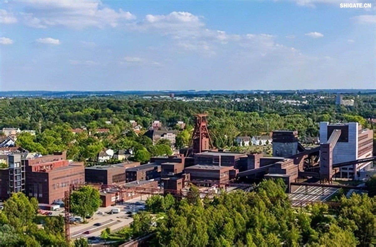 你聽說過歐洲"鋼鐵心臟"萎縮的消息嗎？為什么曾經(jīng)強大的歐盟鋼鐵產(chǎn)業(yè)如今正在迅速崩塌？特朗普政府重啟的25%鋼鐵關(guān)稅究竟給歐洲造成了多大沖擊？在全球貿(mào)易保護主義重燃的今天，歐盟的慘痛教訓(xùn)對中國有何警示意義？數(shù)據(jù)顯示，2025年一季度，歐盟對美鋼鐵出口同比驟降42%，損失約150萬噸訂單和45億歐元收入。與此同時，中國鋼鐵卻逆勢增長，2024年出口量突破1.11億噸，創(chuàng)下8年來新高。這背后有哪些產(chǎn)業(yè)鏈布局的深層差異？中國又該如何從歐盟的失敗中吸取經(jīng)驗，打贏未來全球貿(mào)易的三大突圍戰(zhàn)？