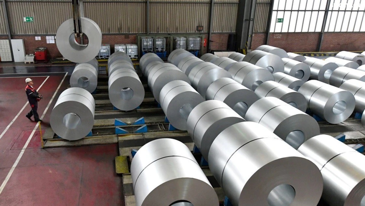 你聽說過歐洲"鋼鐵心臟"萎縮的消息嗎？為什么曾經(jīng)強大的歐盟鋼鐵產(chǎn)業(yè)如今正在迅速崩塌？特朗普政府重啟的25%鋼鐵關(guān)稅究竟給歐洲造成了多大沖擊？在全球貿(mào)易保護主義重燃的今天，歐盟的慘痛教訓(xùn)對中國有何警示意義？數(shù)據(jù)顯示，2025年一季度，歐盟對美鋼鐵出口同比驟降42%，損失約150萬噸訂單和45億歐元收入。與此同時，中國鋼鐵卻逆勢增長，2024年出口量突破1.11億噸，創(chuàng)下8年來新高。這背后有哪些產(chǎn)業(yè)鏈布局的深層差異？中國又該如何從歐盟的失敗中吸取經(jīng)驗，打贏未來全球貿(mào)易的三大突圍戰(zhàn)？