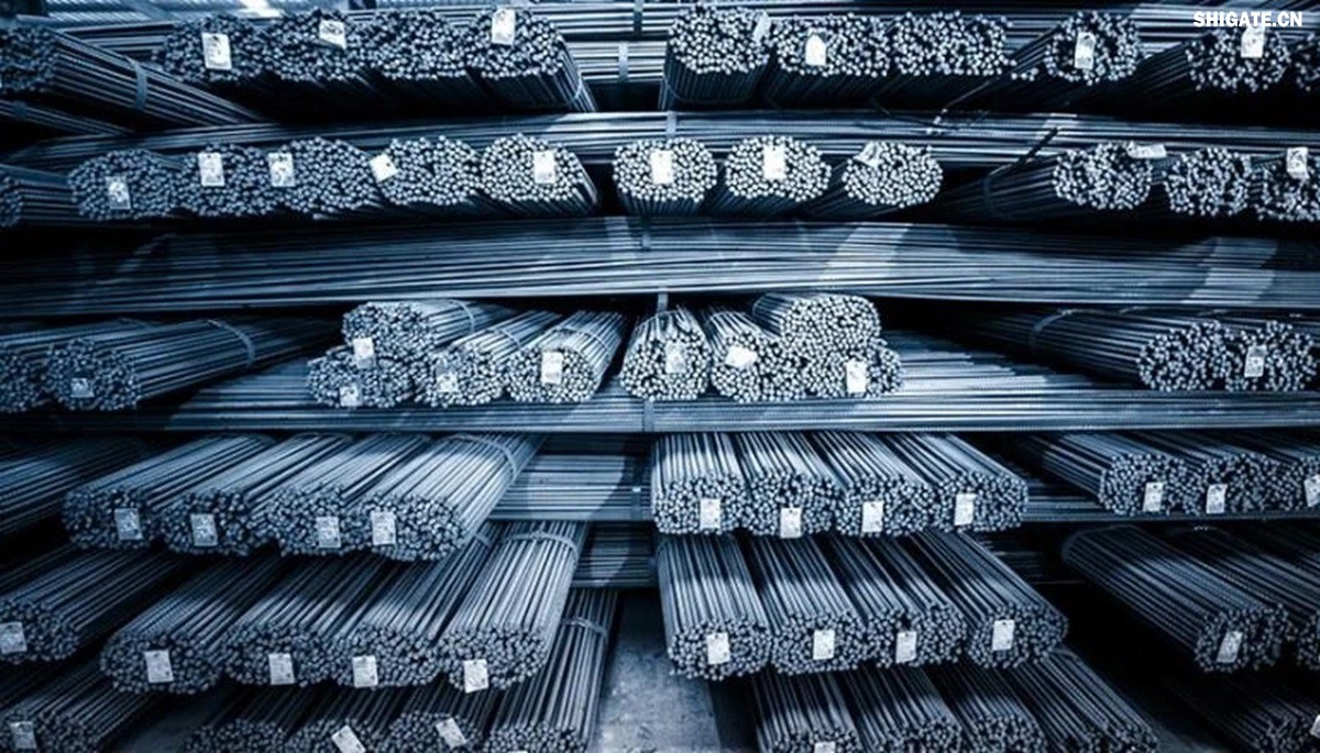 你聽說過歐洲"鋼鐵心臟"萎縮的消息嗎？為什么曾經(jīng)強大的歐盟鋼鐵產(chǎn)業(yè)如今正在迅速崩塌？特朗普政府重啟的25%鋼鐵關(guān)稅究竟給歐洲造成了多大沖擊？在全球貿(mào)易保護主義重燃的今天，歐盟的慘痛教訓(xùn)對中國有何警示意義？數(shù)據(jù)顯示，2025年一季度，歐盟對美鋼鐵出口同比驟降42%，損失約150萬噸訂單和45億歐元收入。與此同時，中國鋼鐵卻逆勢增長，2024年出口量突破1.11億噸，創(chuàng)下8年來新高。這背后有哪些產(chǎn)業(yè)鏈布局的深層差異？中國又該如何從歐盟的失敗中吸取經(jīng)驗，打贏未來全球貿(mào)易的三大突圍戰(zhàn)？