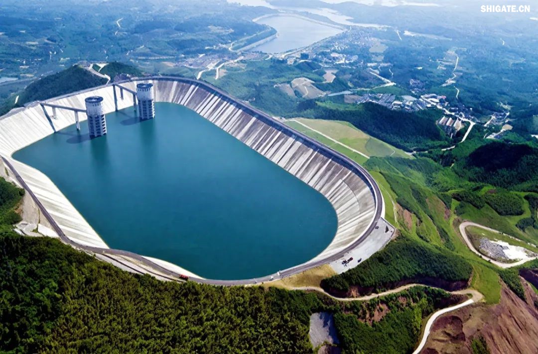 近日，舞鋼公司研制生產(chǎn)的一批340mm厚Q500D-Z35水電鋼板成功交付客戶，將用于國家水電項(xiàng)目——垣曲抽水蓄能電站關(guān)鍵部位建設(shè)。該批次產(chǎn)品在厚度規(guī)格與性能特性方面實(shí)現(xiàn)突破，為我國水電工程關(guān)鍵部位建設(shè)提供了堅(jiān)實(shí)材料保障，獲得用戶好評。