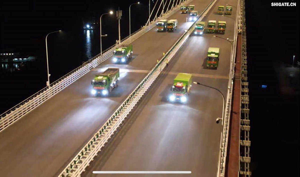 6月16日22時，大跨度斜拉橋——常泰長江大橋燈火通明，車聲轟鳴，一場通車前的“極限挑戰(zhàn)”正緊張進行。30輛總重達1200噸的四軸加載車，分批列隊駛上橋面預(yù)先劃定的?？奎c，并由提前布置在橋梁各關(guān)鍵部位的869個傳感器開展實時監(jiān)測，采集測試數(shù)據(jù)。由此，大橋跨江公鐵合建段主橋橋梁荷載試驗全面啟動。