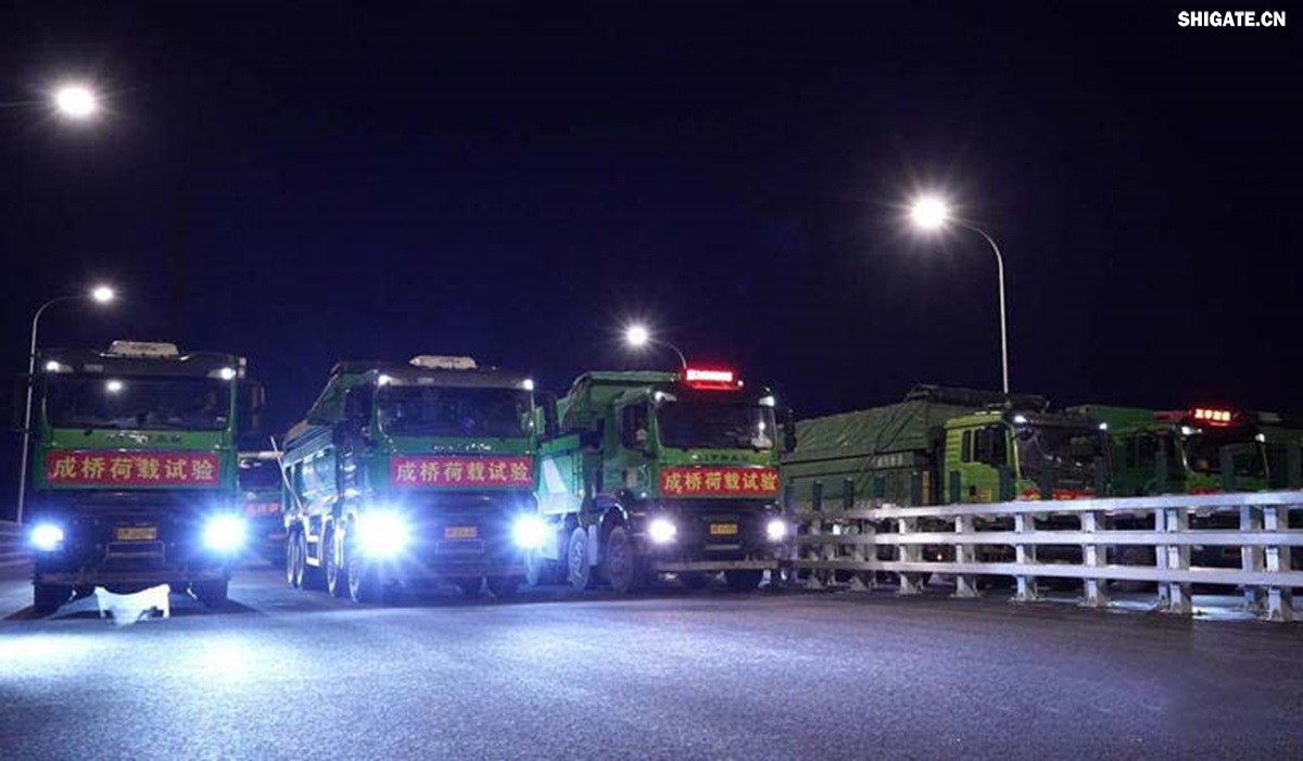 6月16日22時，大跨度斜拉橋——常泰長江大橋燈火通明，車聲轟鳴，一場通車前的“極限挑戰(zhàn)”正緊張進行。30輛總重達1200噸的四軸加載車，分批列隊駛上橋面預(yù)先劃定的?？奎c，并由提前布置在橋梁各關(guān)鍵部位的869個傳感器開展實時監(jiān)測，采集測試數(shù)據(jù)。由此，大橋跨江公鐵合建段主橋橋梁荷載試驗全面啟動。