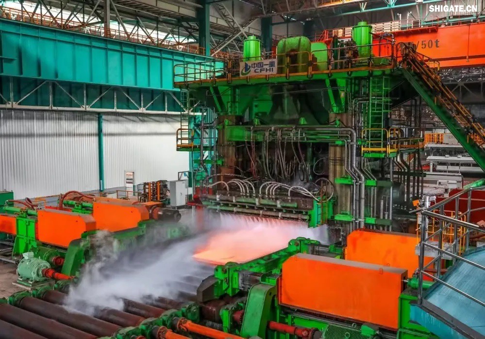 日前，河鋼集團舞鋼公司研發(fā)生產(chǎn)的大厚度32mm的高性能X70Q管線鋼下線。該產(chǎn)品性能檢驗結(jié)果顯示，各項性能指標(biāo)均達到好水平，用于國內(nèi)某LNG公共管廊項目建設(shè)。