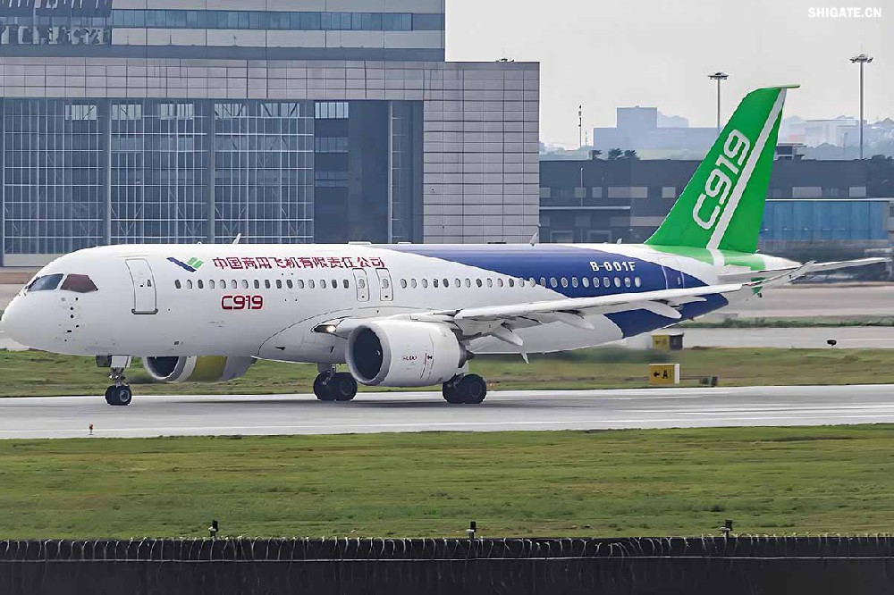 12月9日，國(guó)產(chǎn)大飛機(jī)C919的全球首家用戶東航，正式接收首架C919飛機(jī)，標(biāo)志著國(guó)產(chǎn)大飛機(jī)邁出市場(chǎng)運(yùn)營(yíng)的“第一步”，也標(biāo)志著中國(guó)民航運(yùn)輸市場(chǎng)首次擁有中國(guó)自主研發(fā)的噴氣式干線飛機(jī)。  消息傳來(lái)，河鋼集團(tuán)干部職工倍感振奮。因?yàn)?，?guó)產(chǎn)大飛機(jī)工程也凝聚了河鋼干部職工的心血和汗水，見(jiàn)證了河鋼人的獨(dú)特貢獻(xiàn)。河鋼自主研發(fā)的390mm大厚度調(diào)質(zhì)鋼20MnNiMo，填補(bǔ)國(guó)內(nèi)空白，用于大飛機(jī)項(xiàng)目的核心設(shè)備——世界更大的8萬(wàn)噸級(jí)模鍛壓機(jī)制造，為國(guó)產(chǎn)大飛機(jī)提供堅(jiān)強(qiáng)的鋼鐵支撐。