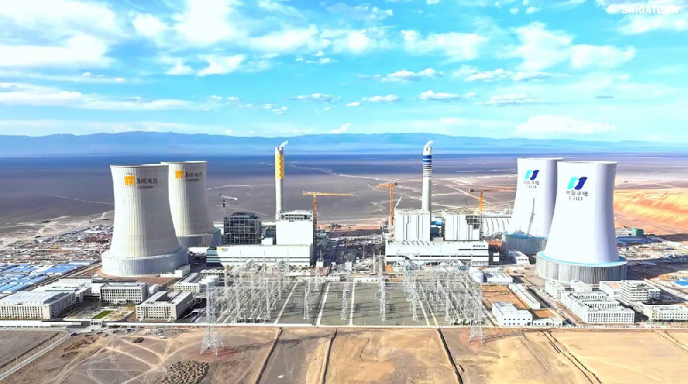 9月4日，我國(guó)“沙戈荒”新能源外送基地——新疆華電哈密2×100萬(wàn)千瓦煤電項(xiàng)目建成投產(chǎn)，經(jīng)過(guò)為期半個(gè)多月試運(yùn)行，狀況良好。在該項(xiàng)目建設(shè)過(guò)程中，河鋼集團(tuán)舞鋼公司容器鋼板替代進(jìn)口，獨(dú)家用于項(xiàng)目所需國(guó)內(nèi)首批100萬(wàn)千瓦高效超超臨界純?nèi)夹陆邏A煤鍋爐等核心設(shè)備的制作，為國(guó)家重點(diǎn)新能源項(xiàng)目建設(shè)作出突出貢獻(xiàn)。