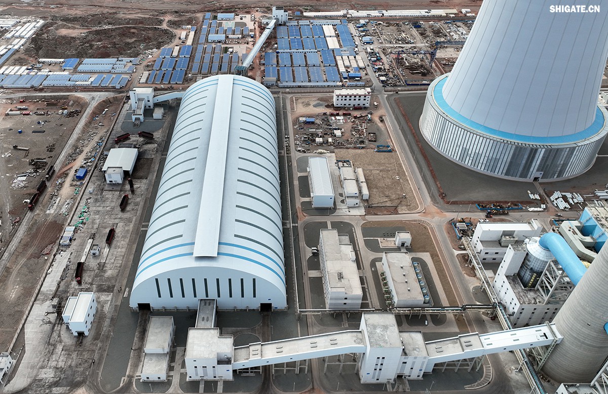 9月4日，我國(guó)“沙戈荒”新能源外送基地——新疆華電哈密2×100萬(wàn)千瓦煤電項(xiàng)目建成投產(chǎn)，經(jīng)過(guò)為期半個(gè)多月試運(yùn)行，狀況良好。在該項(xiàng)目建設(shè)過(guò)程中，河鋼集團(tuán)舞鋼公司容器鋼板替代進(jìn)口，獨(dú)家用于項(xiàng)目所需國(guó)內(nèi)首批100萬(wàn)千瓦高效超超臨界純?nèi)夹陆邏A煤鍋爐等核心設(shè)備的制作，為國(guó)家重點(diǎn)新能源項(xiàng)目建設(shè)作出突出貢獻(xiàn)。