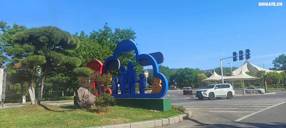 城市綠化美化突出高質(zhì)量。舞鋼市先后組織實(shí)施了四期綠化基礎(chǔ)工程:拆墻透綠工程；庭院綠化工程；市區(qū)主干道和兩側(cè)風(fēng)景林綠化工程。興建了迎賓廣場、建中廣場、礦山文化廣場、翠竹園、奮飛廣場、鑫源廣場、桃花園等13處廣場游園，有38個(gè)單位達(dá)到省級(jí)庭院綠化標(biāo)準(zhǔn)。市區(qū)綠地面積由創(chuàng)建前的5.6萬平方米增至現(xiàn)在的212.8萬平方米。人均公共綠地面積由創(chuàng)建前的0.6平方米增至現(xiàn)在的21.28平方米。城市綠地覆蓋面積達(dá)3.91平方公里，綠化覆蓋率達(dá)35.55％，綠地率達(dá)34.15％，居河南省縣市之首，極大地改善了城市環(huán)境，滿足了城市居民休息、娛樂的需要。  城市夜間景觀突出高檔次。實(shí)施城市道路燈光工程，全市共安裝各種型號(hào)禮花燈160余盞，建筑輪廓霓虹燈、單位名稱霓虹燈270多處，臨街酒店、門店霓虹燈、燈箱等359處，投入資金總計(jì)1200多萬元。初步形成了行政中心莊重大方，城市主干道華麗輝煌，文化娛樂區(qū)浪漫溫馨，街道小巷流光溢彩的城市燈光景觀體系。2005年年底市政府又投資400多萬元實(shí)施了餐飲一條街霓虹燈工程和彩色音樂水幕噴泉工程，其中音樂水幕噴泉的長度和高度均為中原之最。