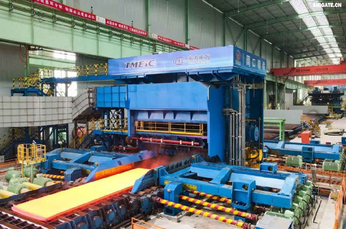 6月1日，河南鋼鐵集團(tuán)周口基地簡(jiǎn)稱（周鋼）二期寬厚板項(xiàng)目控制中心迎來(lái)重要里程碑：當(dāng)操作員按下5500mm精軋機(jī)的軋制按鈕，通紅的鋼板如熔金般奔騰穿過(guò)軋輥，標(biāo)志著5500mm軋機(jī)熱試圓滿成功。這一震撼場(chǎng)景與5月31日RH真空精煉爐、熱處理線熱試成功交相輝映，正式宣告“5600mm+5500mm雙寬機(jī)架”寬厚板生產(chǎn)線全線貫通！生產(chǎn)線總長(zhǎng)度達(dá)到1.4公里，構(gòu)成了國(guó)內(nèi)已知更長(zhǎng)的寬厚板軋鋼車間，連接了近20個(gè)精密工序，深基坑群實(shí)現(xiàn)了全線的貫通布局。其智能化、綠色化發(fā)展及特鋼轉(zhuǎn)型進(jìn)程由此開(kāi)啟全新篇章！