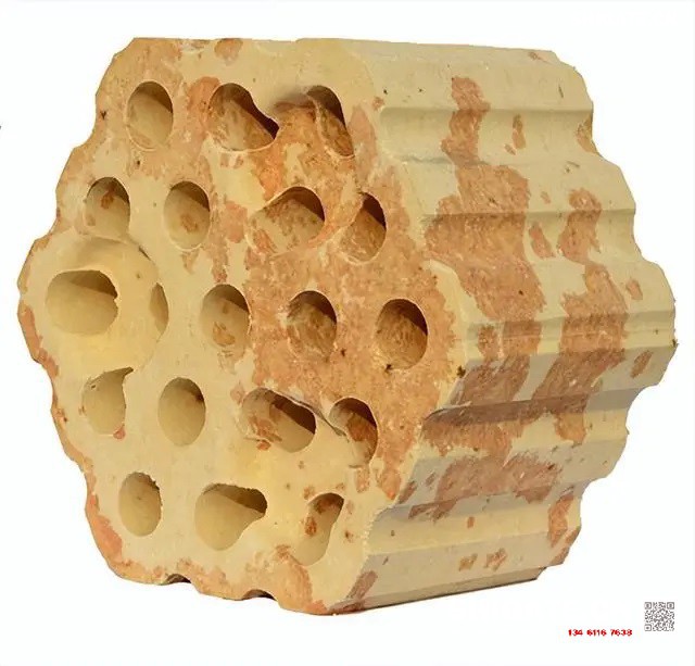 煉鐵過程實質上是將鐵從其自然形態(tài)——礦石等含鐵化合物中還原出來的過程。煉鐵方法主要有高爐法、直接還原法、熔融還原法等，其原理是礦石在特定的氣氛中（還原物質CO、H2、C；適宜溫度等）通過物化反應獲取還原后的生鐵。生鐵除了少部分用于鑄造外，絕大部分是作為煉鋼原料。  高爐煉鐵是現(xiàn)代煉鐵的主要方法，鋼鐵生產(chǎn)中的重要環(huán)節(jié)。這種方法是由古代豎爐煉鐵發(fā)展、改進而成的。盡管世界各國研究發(fā)展了很多新的煉鐵法，但由于高爐煉鐵技術經(jīng)濟指標良好，工藝簡單，生產(chǎn)量大,勞動生產(chǎn)率高,能耗低，這種方法生產(chǎn)的鐵仍占世界鐵總產(chǎn)量的95％以上。  煉鐵工藝是是將含鐵原料（燒結礦、球團礦或鐵礦）、燃料（焦炭、煤粉等）及其它輔助原料（石灰石、白云石、錳礦等）按一定比例自高爐爐頂裝入高爐，并由熱風爐在高爐下部沿爐周的風口向高爐內鼓入熱風助焦炭燃燒（有的高爐也噴吹煤粉、重油、天然氣等輔助燃料），在高溫下焦炭中的碳同鼓入空氣中的氧燃燒生成的一氧化碳和氫氣。  原料、燃料隨著爐內熔煉等過程的進行而下降，在爐料下降和上升的煤氣相遇，先后發(fā)生傳熱、還原、熔化、脫炭作用而生成生鐵，鐵礦石原料中的雜質與加入爐內的熔劑相結合而成渣，爐底鐵水間斷地放出裝入鐵水罐，送往煉鋼廠。同時產(chǎn)生高爐煤氣，爐渣兩種副產(chǎn)品，高爐渣鐵主要礦石中不還原的雜質和石灰石等熔劑結合生成，自渣口排出后，經(jīng)水淬處理后全部作為水泥生產(chǎn)原料；產(chǎn)生的煤氣從爐頂導出，經(jīng)除塵后，作為熱風爐、加熱爐、焦爐、鍋爐等的燃料。