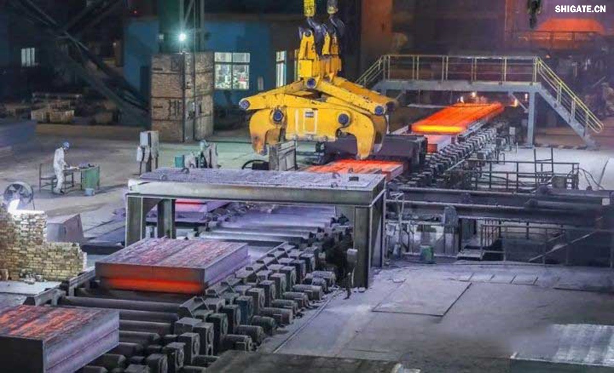 河鋼舞鋼積極發(fā)揮技術(shù)優(yōu)勢(shì)，打造更多“單打冠軍”產(chǎn)品。成立高難要求SA516Gr70小微攻關(guān)團(tuán)隊(duì)，采用專用成分設(shè)計(jì)、一體化特殊工藝，攻克相關(guān)技術(shù)難題，不斷提高產(chǎn)品質(zhì)量，研發(fā)出更高技術(shù)含量的高附加值產(chǎn)品，滿足客戶的個(gè)性化需求。在今年5月，河鋼舞鋼為客戶研發(fā)出厚度203mm、技術(shù)含量在當(dāng)時(shí)均創(chuàng)同類鋼板之更的高性能SA516Gr70，助力我國(guó)重點(diǎn)PTA（精對(duì)苯二甲酸）項(xiàng)目建設(shè)。短短三個(gè)月，便再次實(shí)現(xiàn)突破，成功生產(chǎn)304mm厚SA516Gr70鋼板，實(shí)現(xiàn)高難要求容器用鋼SA516Gr70從8mm到304mm厚度規(guī)格的全覆蓋。鋼板具備優(yōu)良沖擊溫度性能，可廣泛應(yīng)用于常溫到零下52攝氏度的環(huán)境，耐高溫模焊時(shí)間可達(dá)26小時(shí)。產(chǎn)品不僅在重點(diǎn)工程項(xiàng)目得到應(yīng)用，還遠(yuǎn)銷海外，獲得市場(chǎng)高度認(rèn)可。