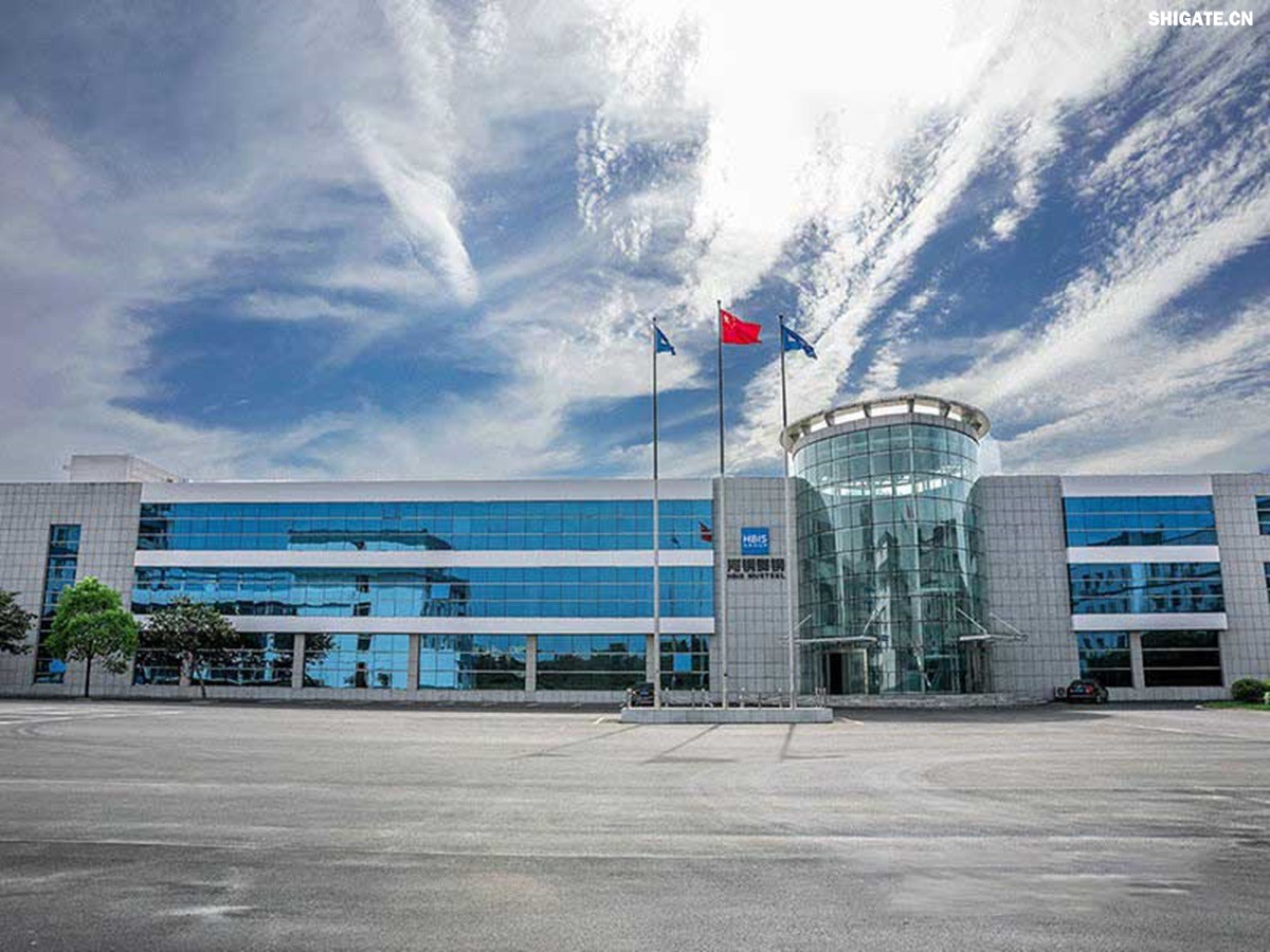 河鋼舞鋼積極發(fā)揮技術(shù)優(yōu)勢(shì)，打造更多“單打冠軍”產(chǎn)品。成立高難要求SA516Gr70小微攻關(guān)團(tuán)隊(duì)，采用專用成分設(shè)計(jì)、一體化特殊工藝，攻克相關(guān)技術(shù)難題，不斷提高產(chǎn)品質(zhì)量，研發(fā)出更高技術(shù)含量的高附加值產(chǎn)品，滿足客戶的個(gè)性化需求。在今年5月，河鋼舞鋼為客戶研發(fā)出厚度203mm、技術(shù)含量在當(dāng)時(shí)均創(chuàng)同類鋼板之更的高性能SA516Gr70，助力我國(guó)重點(diǎn)PTA（精對(duì)苯二甲酸）項(xiàng)目建設(shè)。短短三個(gè)月，便再次實(shí)現(xiàn)突破，成功生產(chǎn)304mm厚SA516Gr70鋼板，實(shí)現(xiàn)高難要求容器用鋼SA516Gr70從8mm到304mm厚度規(guī)格的全覆蓋。鋼板具備優(yōu)良沖擊溫度性能，可廣泛應(yīng)用于常溫到零下52攝氏度的環(huán)境，耐高溫模焊時(shí)間可達(dá)26小時(shí)。產(chǎn)品不僅在重點(diǎn)工程項(xiàng)目得到應(yīng)用，還遠(yuǎn)銷海外，獲得市場(chǎng)高度認(rèn)可。