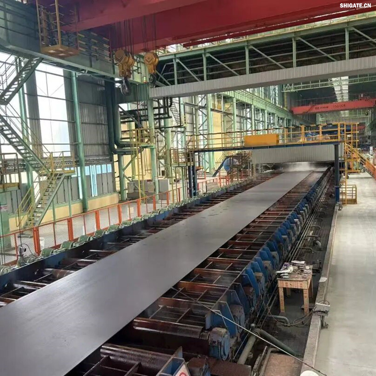 12月2日，周口基地傳來喜訊——其寬厚板產(chǎn)線先后完成了14mm、12mm規(guī)格鋼板的首次軋制，此次試軋的低溫壓力容器鋼板09MnNiDR和工程機械用鋼Q355B兩種牌號鋼板均順利下線，經(jīng)嚴(yán)格檢測，各項指標(biāo)均超過標(biāo)準(zhǔn)要求。這一突破標(biāo)志著該基地雙超寬機架產(chǎn)線在6mm至300mm寬厚板的規(guī)格拓展征程中邁出了堅實的一步，好產(chǎn)品的覆蓋范圍得以進一步擴大。    