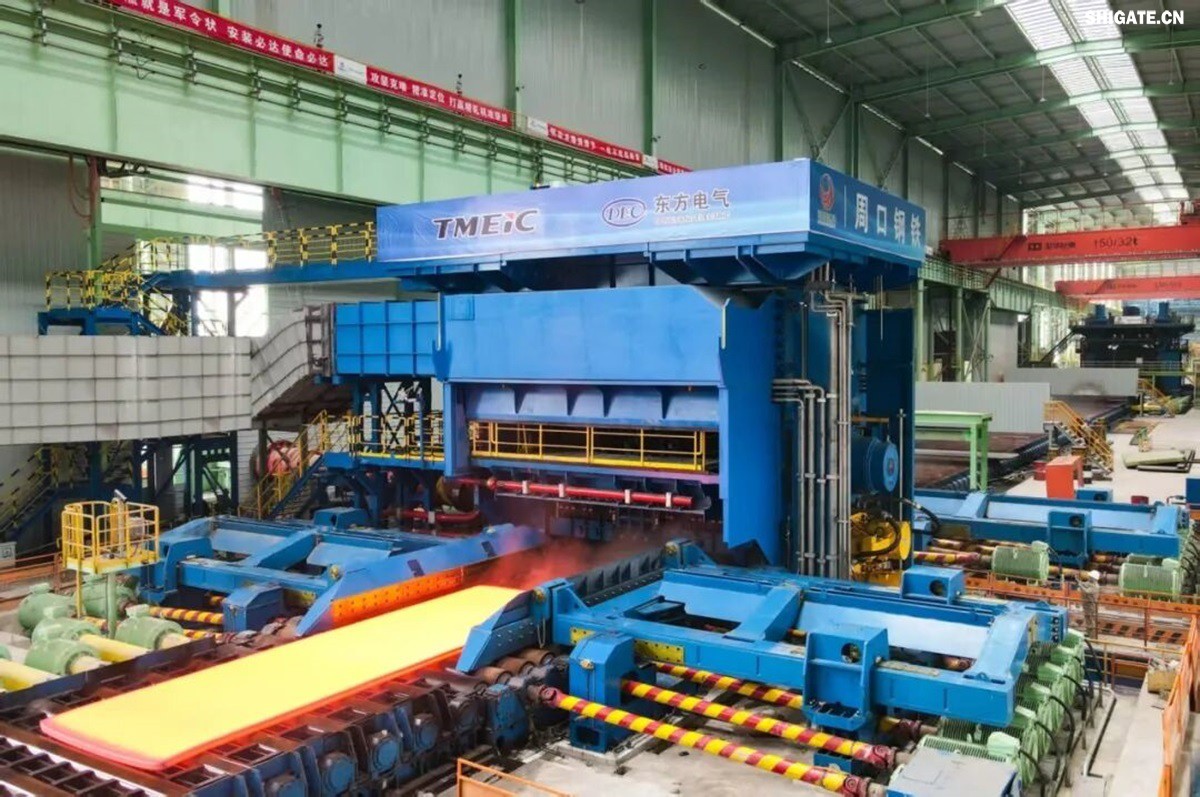 12月2日，周口基地傳來喜訊——其寬厚板產(chǎn)線先后完成了14mm、12mm規(guī)格鋼板的首次軋制，此次試軋的低溫壓力容器鋼板09MnNiDR和工程機械用鋼Q355B兩種牌號鋼板均順利下線，經(jīng)嚴(yán)格檢測，各項指標(biāo)均超過標(biāo)準(zhǔn)要求。這一突破標(biāo)志著該基地雙超寬機架產(chǎn)線在6mm至300mm寬厚板的規(guī)格拓展征程中邁出了堅實的一步，好產(chǎn)品的覆蓋范圍得以進一步擴大。    